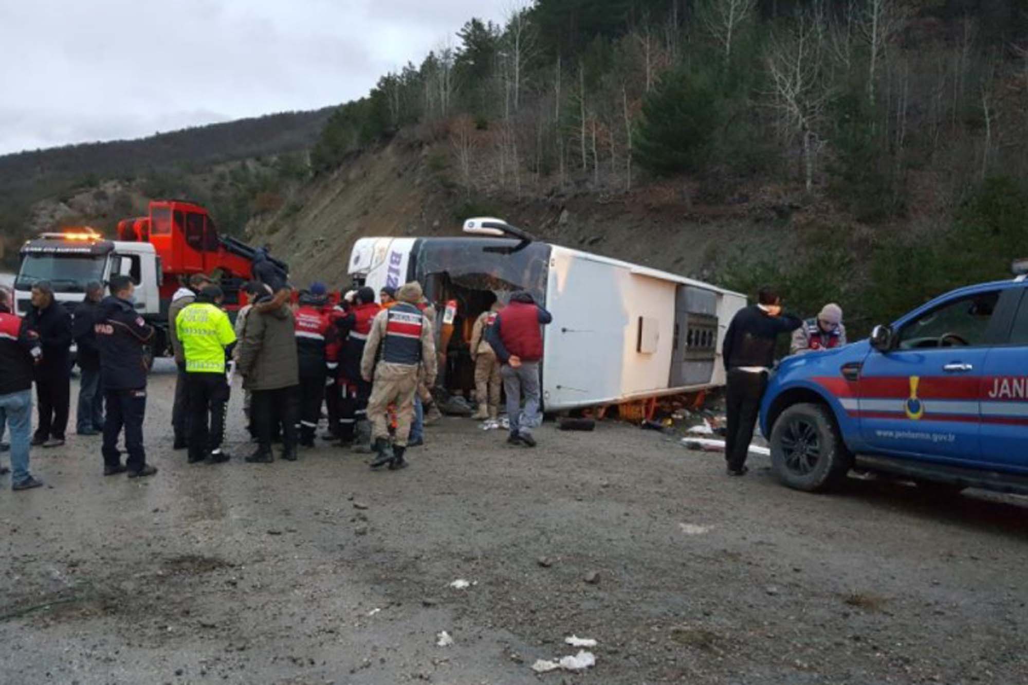 Erzincan'da yolcu otobüsünün devrilmesi sonucu can pazarı meydana geldi: 24 kişi yaralı!