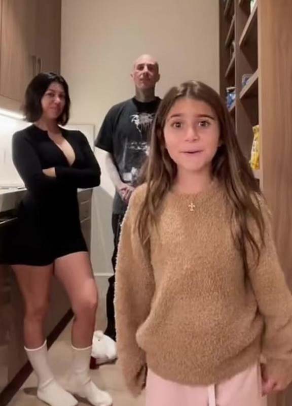 Kourtney Kardashian kızının yanında olmasına aldırış etmedi! Nişanlısı Travis Barker'le rahat durmadılar!