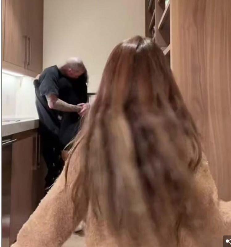 Kourtney Kardashian kızının yanında olmasına aldırış etmedi! Nişanlısı Travis Barker'le rahat durmadılar!