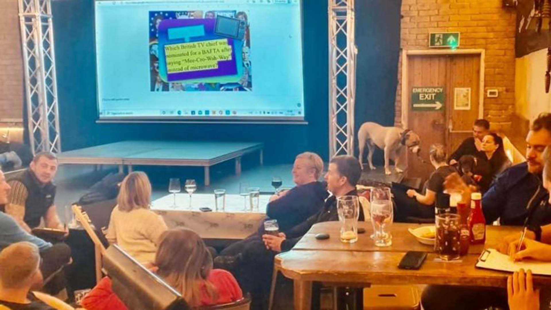 İngiltere'de eğlenmeye gittikleri pubda kar fırtınası nedeniyle mahsur kaldılar! 61 kişi 3 gündür aynı mekanda kalıyor!