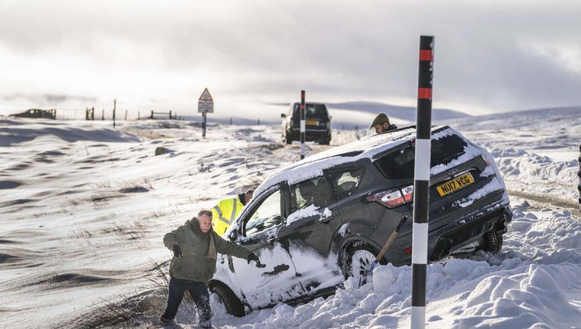 İngiltere'de eğlenmeye gittikleri pubda kar fırtınası nedeniyle mahsur kaldılar! 61 kişi 3 gündür aynı mekanda kalıyor!