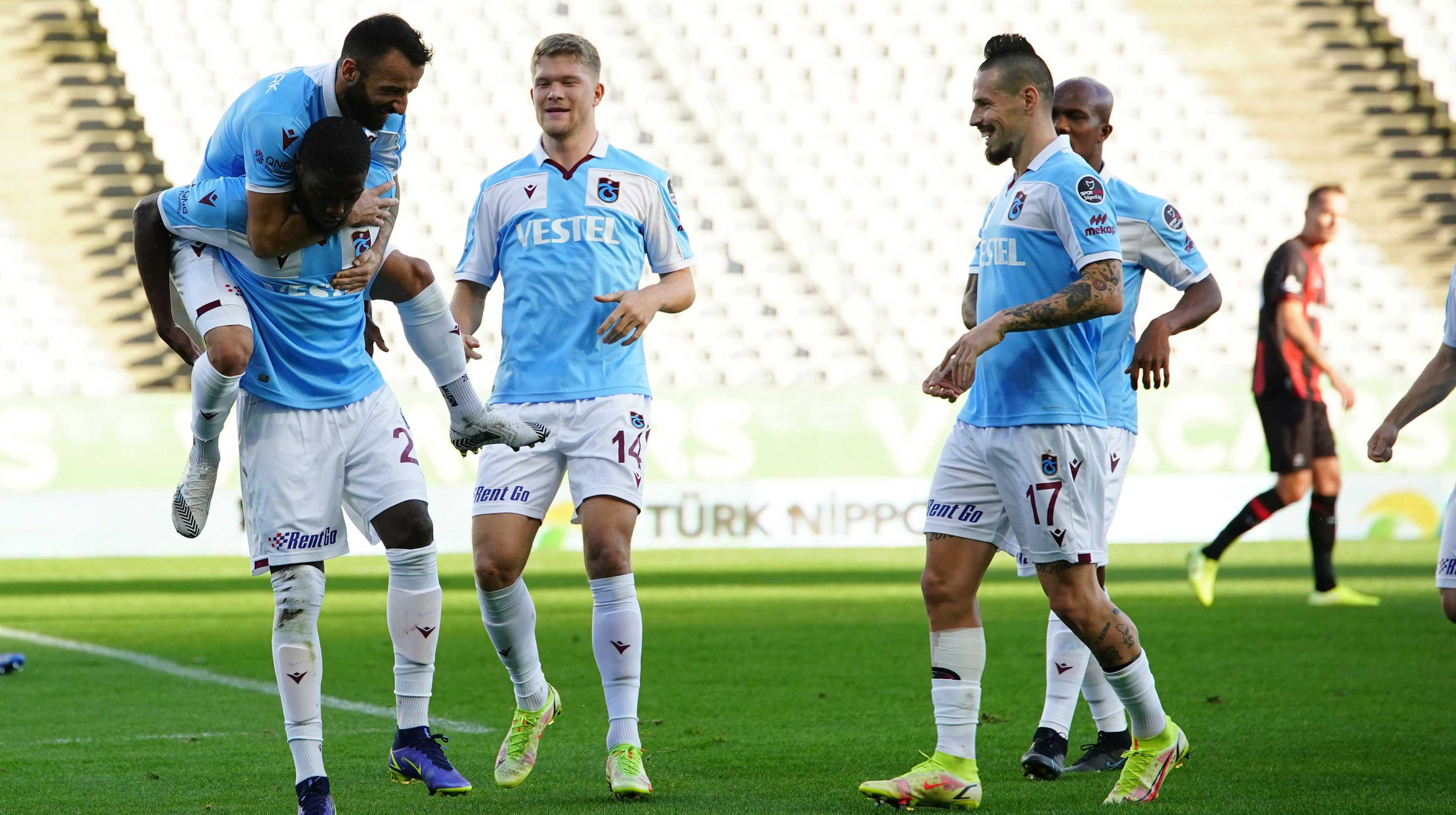 Rakipler kaybetti! Tüm sonuçlar Trabzonspor'a yaradı!