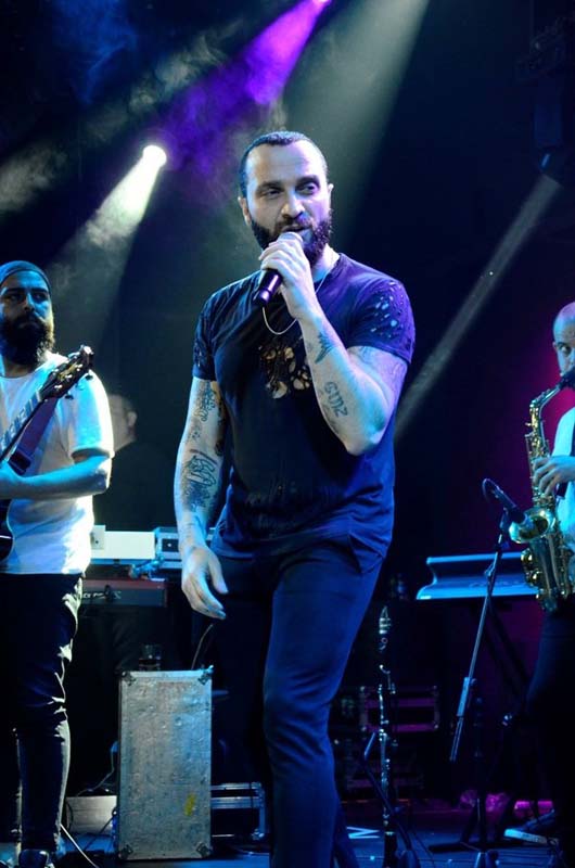 Takipçisine "Namussuz" demişti! Ünlü şarkıcı Berkay hakkında yakalama kararı çıktı! Zorla mahkemeye getirildi