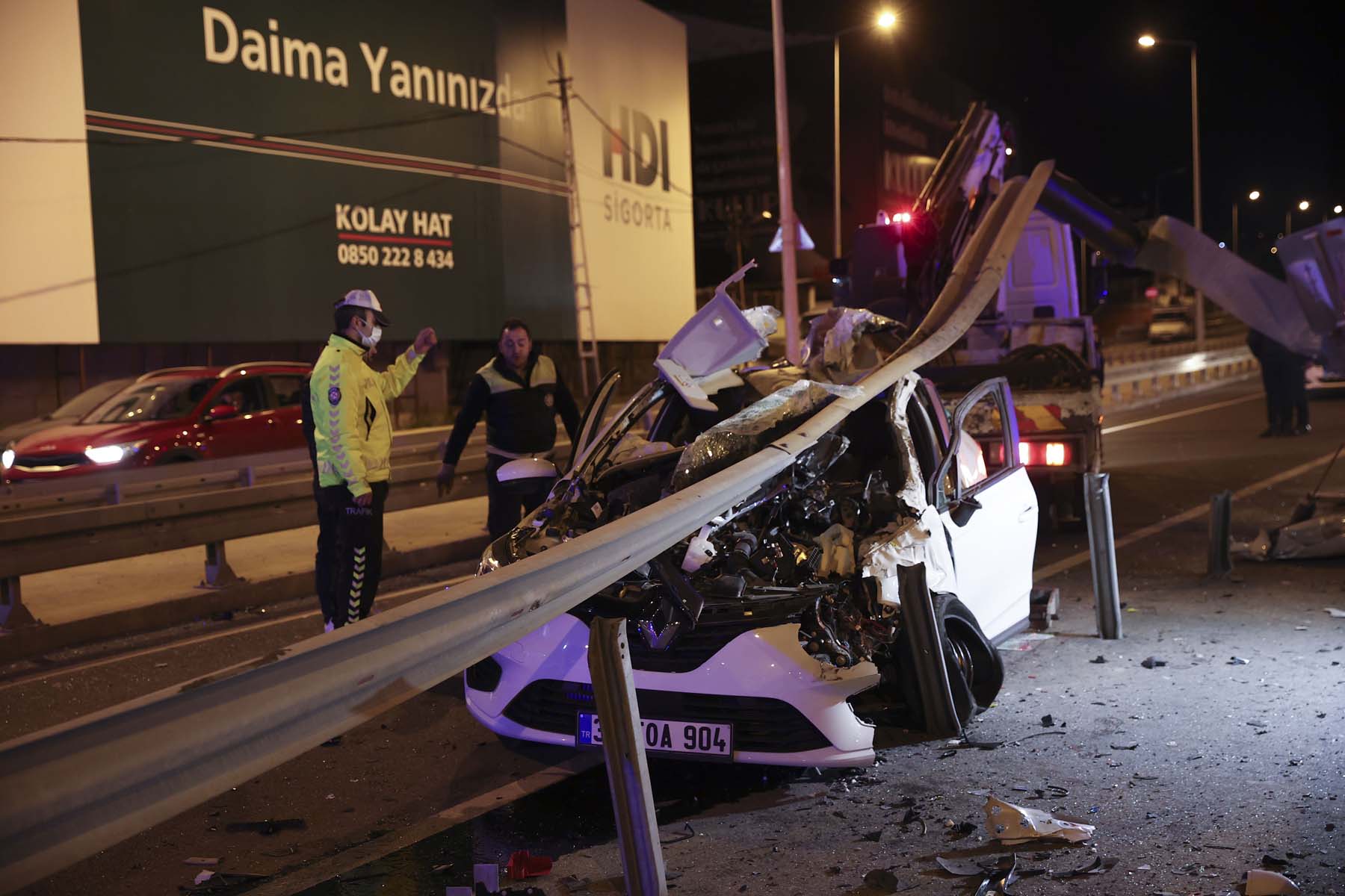 İstanbul Kadıköy'de feci kaza! Lastiği patlayan araç bariyerlere çarptı: Sürücü Cem Yücel hayatını kaybetti! 