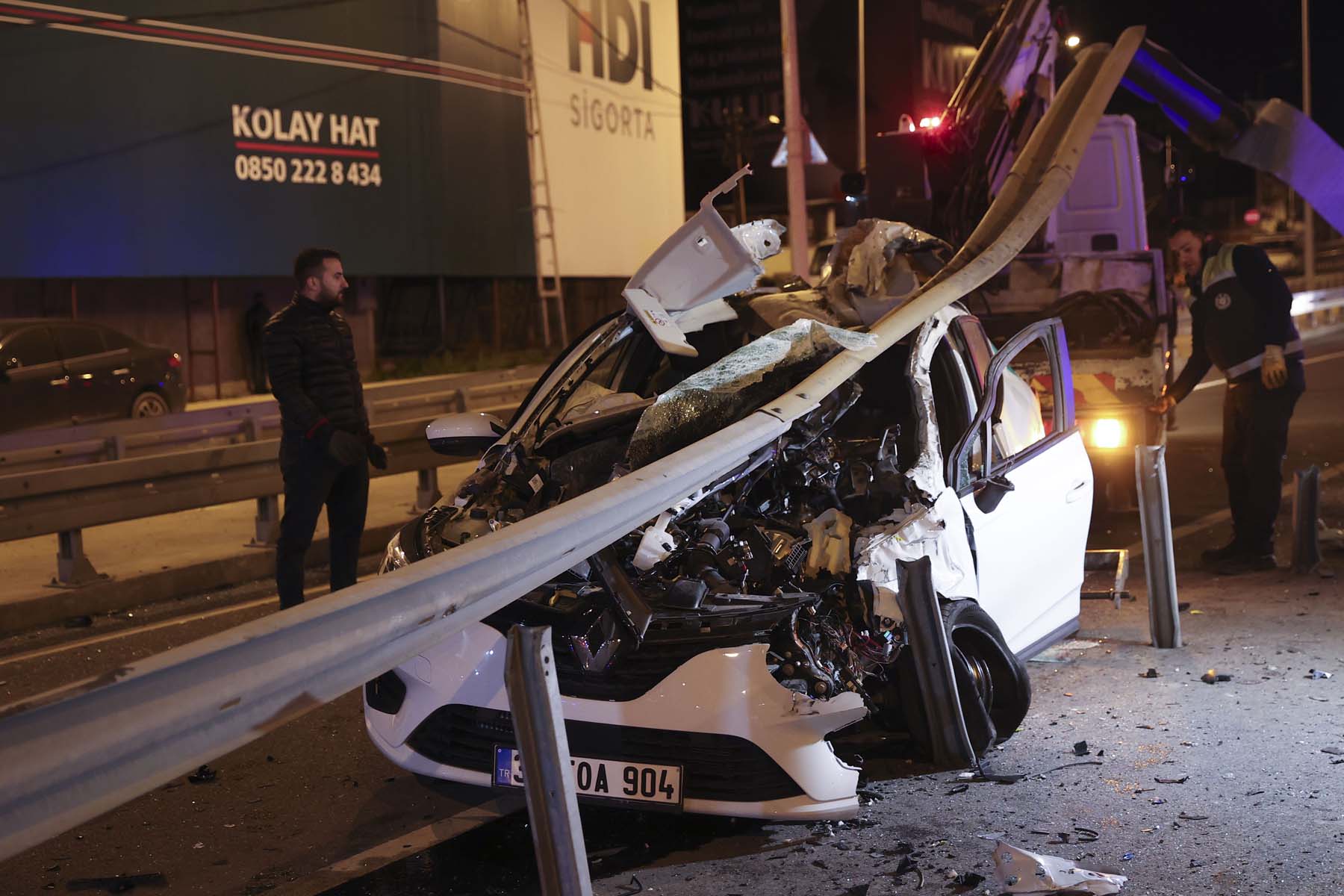 İstanbul Kadıköy'de feci kaza! Lastiği patlayan araç bariyerlere çarptı: Sürücü Cem Yücel hayatını kaybetti! 