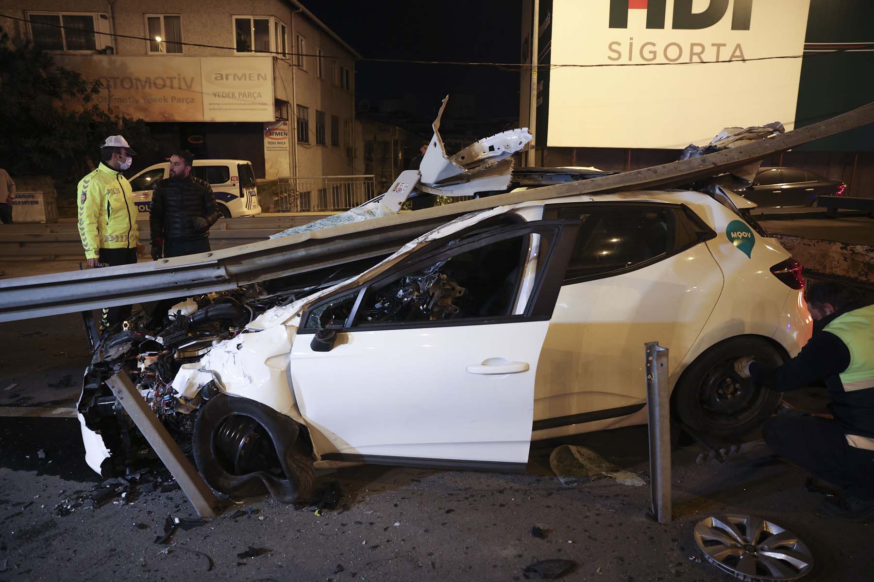 İstanbul Kadıköy'de feci kaza! Lastiği patlayan araç bariyerlere çarptı: Sürücü Cem Yücel hayatını kaybetti! 