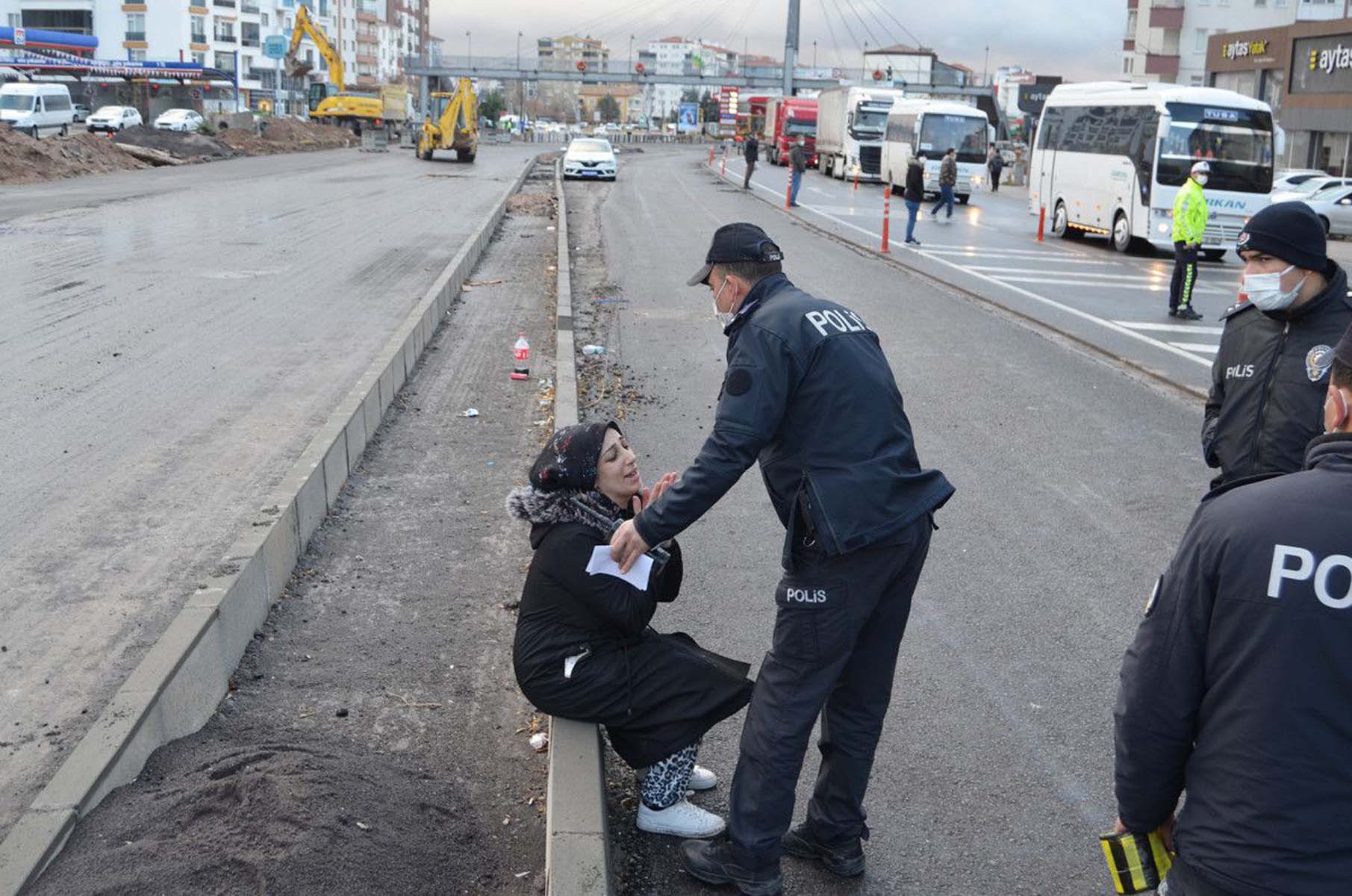 Aksaray'da yürekleri yakan tesadüf! Yoldan geçerken kazada ölenin annesi olduğunu öğrendi 