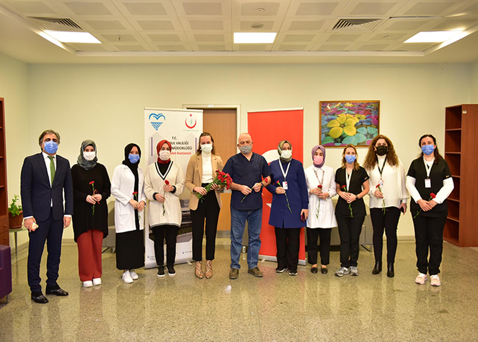 Tuzla Belediyesi Tıbbi Sekreterleri unutmadı, çiçek göndererek sürpriz yaptı