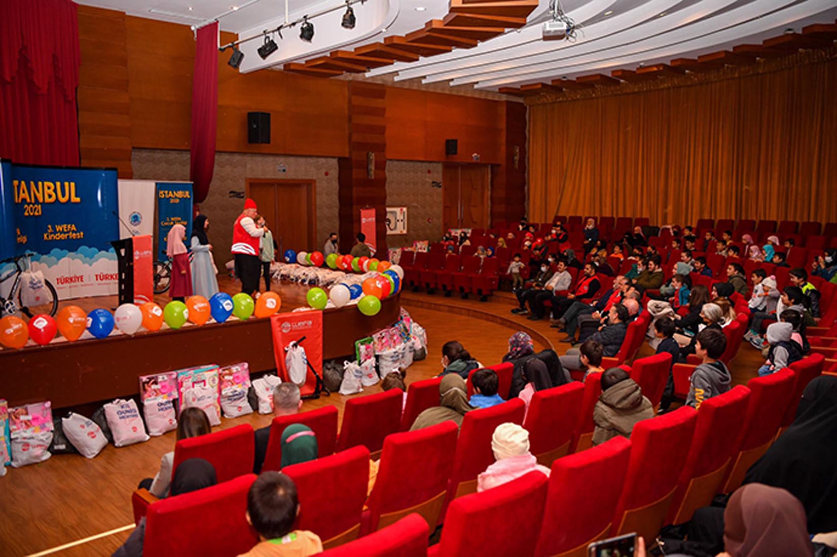 Gönül Elleri Çarşısı Ve Wefa Yardım Organizasyonu işbirliği ile çocuklar için şenlik düzenlendi