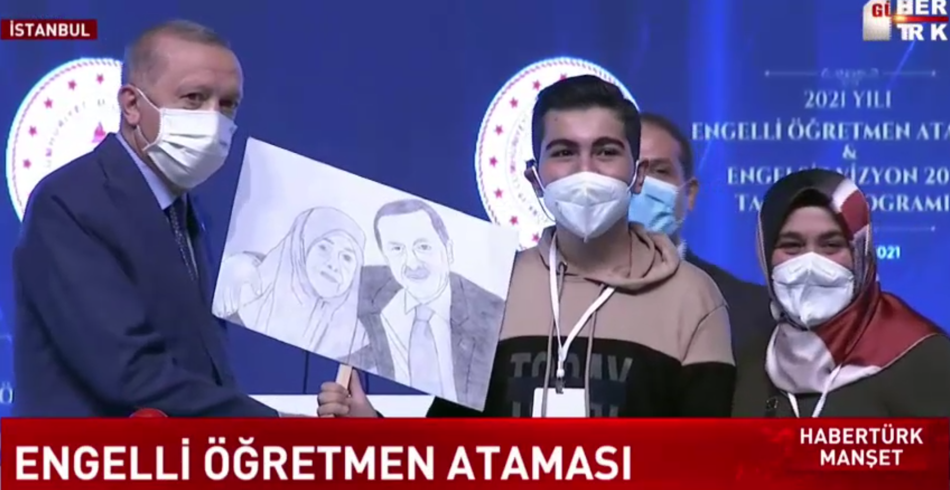 Cumhurbaşkanı Erdoğan'ı duygulandıran an! Annesiyle kendisinin resmini çizen engelli gencin elini öptü 