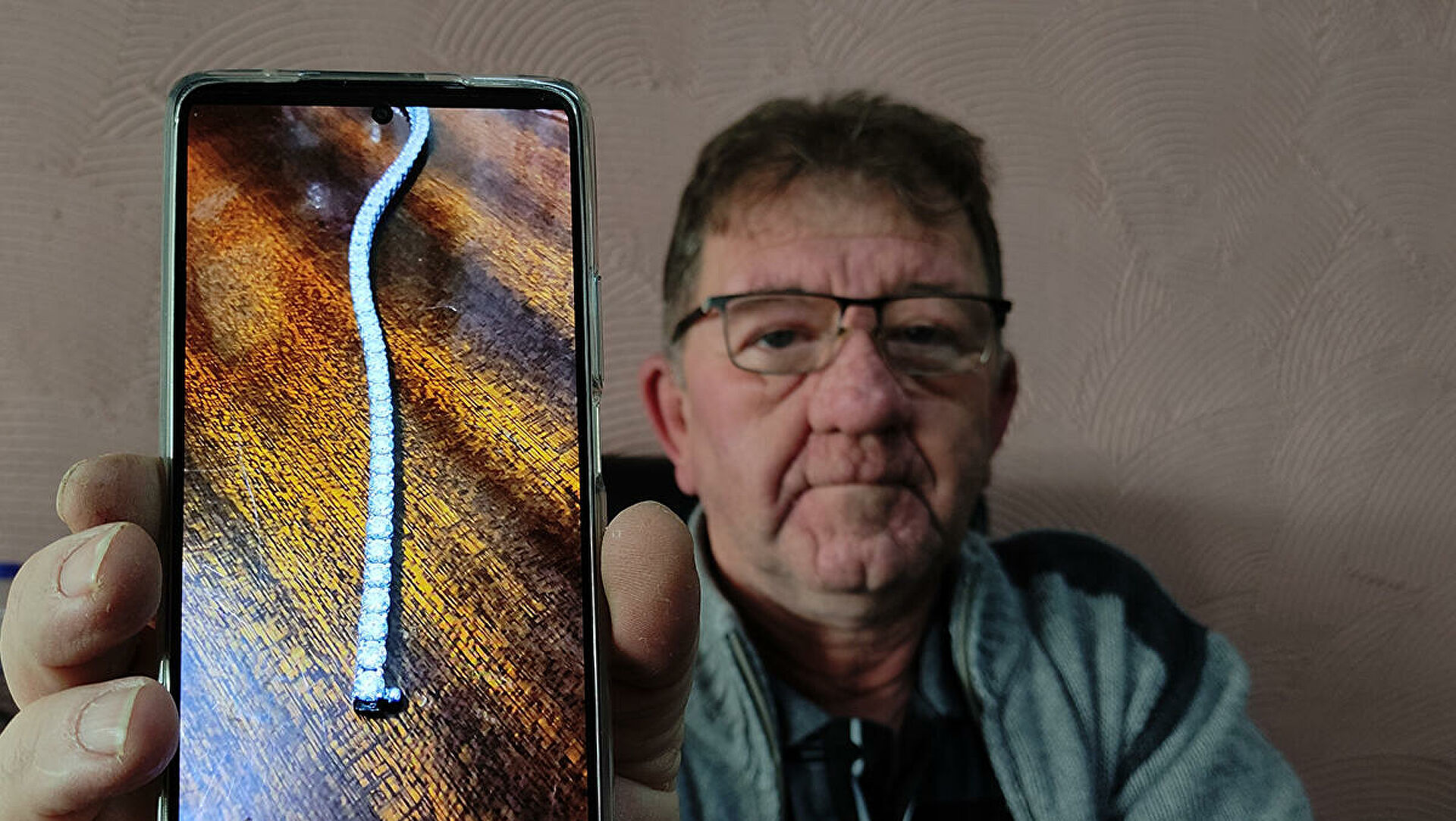 Bursa'da Rıfat Aybey, yolda 2 milyonluk pırlanta kolye buldu ve sahibine teslim etti. Sahibi ise teşekkür etmek bir yana dövmekten beter etti!