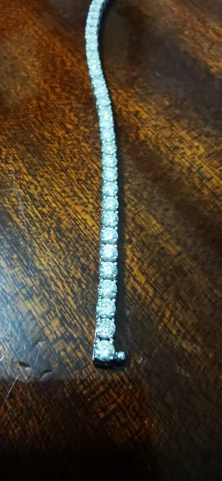 Bursa'da Rıfat Aybey, yolda 2 milyonluk pırlanta kolye buldu ve sahibine teslim etti. Sahibi ise teşekkür etmek bir yana dövmekten beter etti!