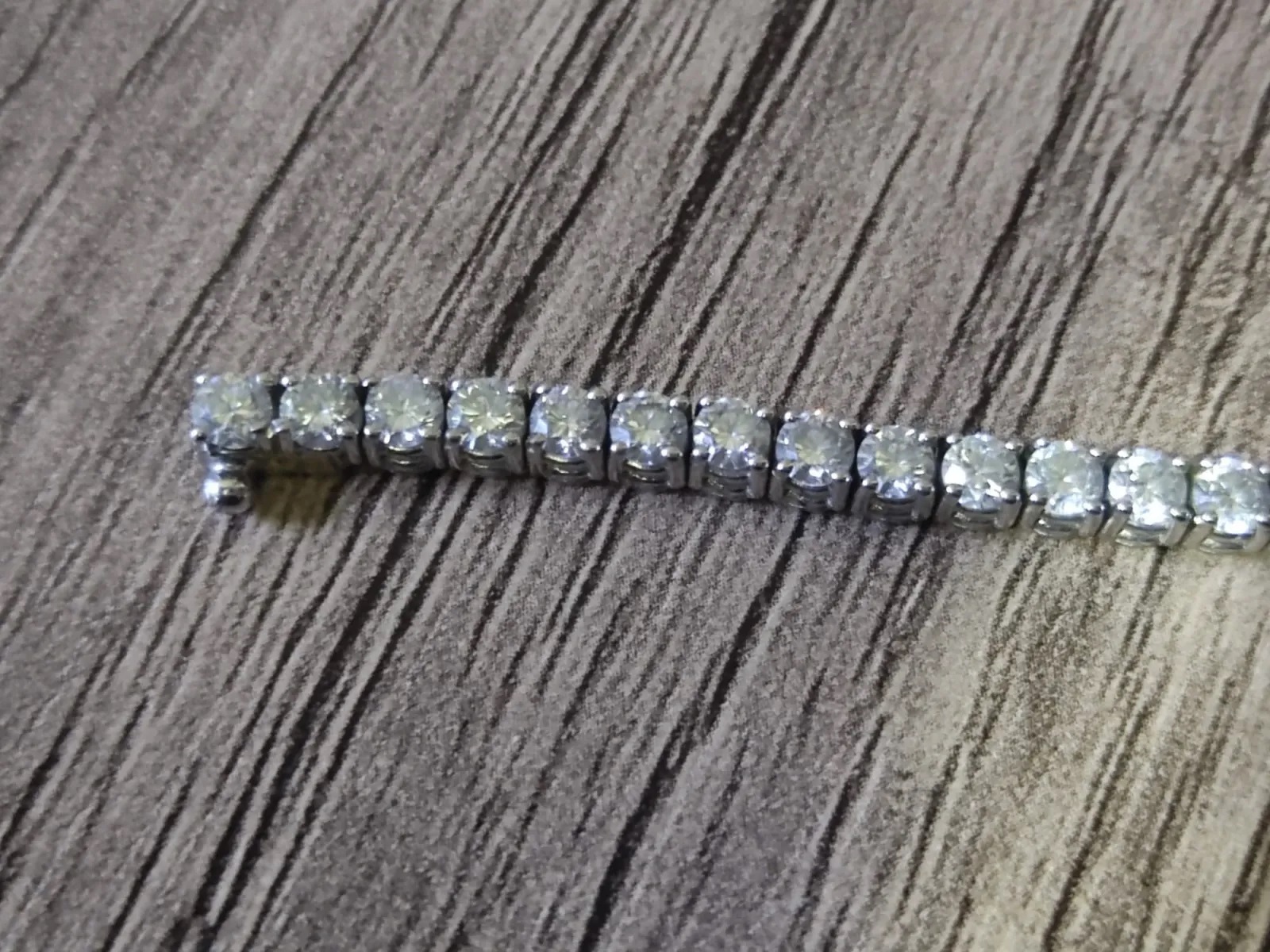 Bursa'da Rıfat Aybey, yolda 2 milyonluk pırlanta kolye buldu ve sahibine teslim etti. Sahibi ise teşekkür etmek bir yana dövmekten beter etti!