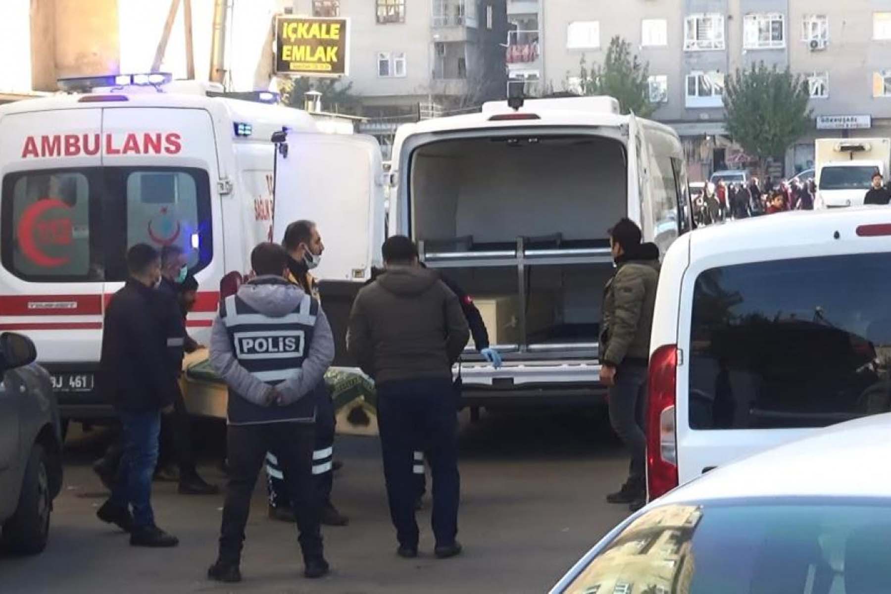 Diyarbakır Kayapınar'da cinnet getiren baba dehşet saçtı! Makas ve bıçakla ailesine saldırdı: Oğlunu öldürdü, eşine ve kızını ağır yaraladı 