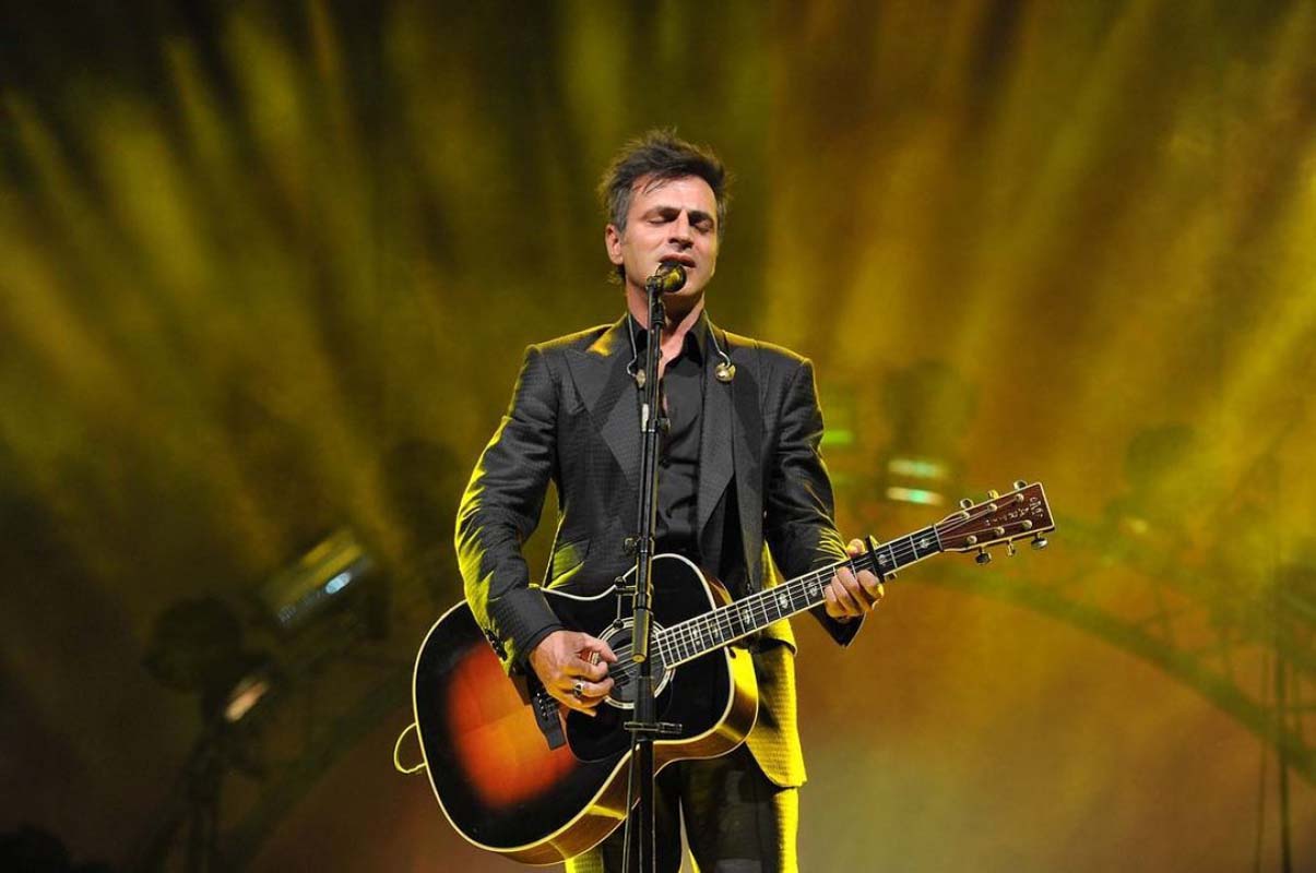 Rock müziğinin yıldızı Teoman'ın hayalleri gerçek oldu! Takipçilerini 24 yıl önceye götürdü! Gören tanıyamadı