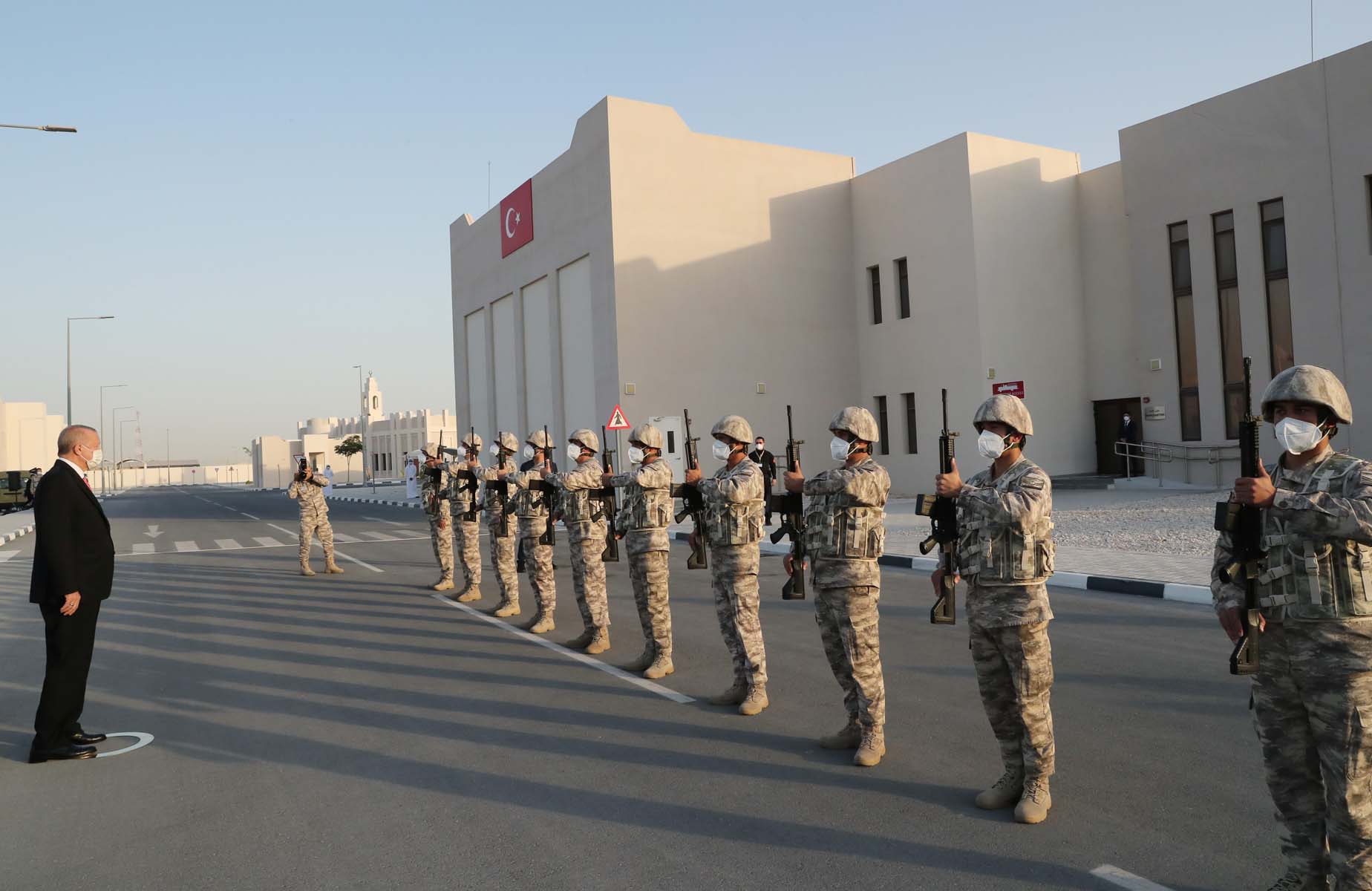 Cumhurbaşkanı Erdoğan, Katar-Türk Kuvvet Komutanlığını ziyaret etti: Katar'ın güvenliğini ülkemizinkinden ayrı tutmuyoruz