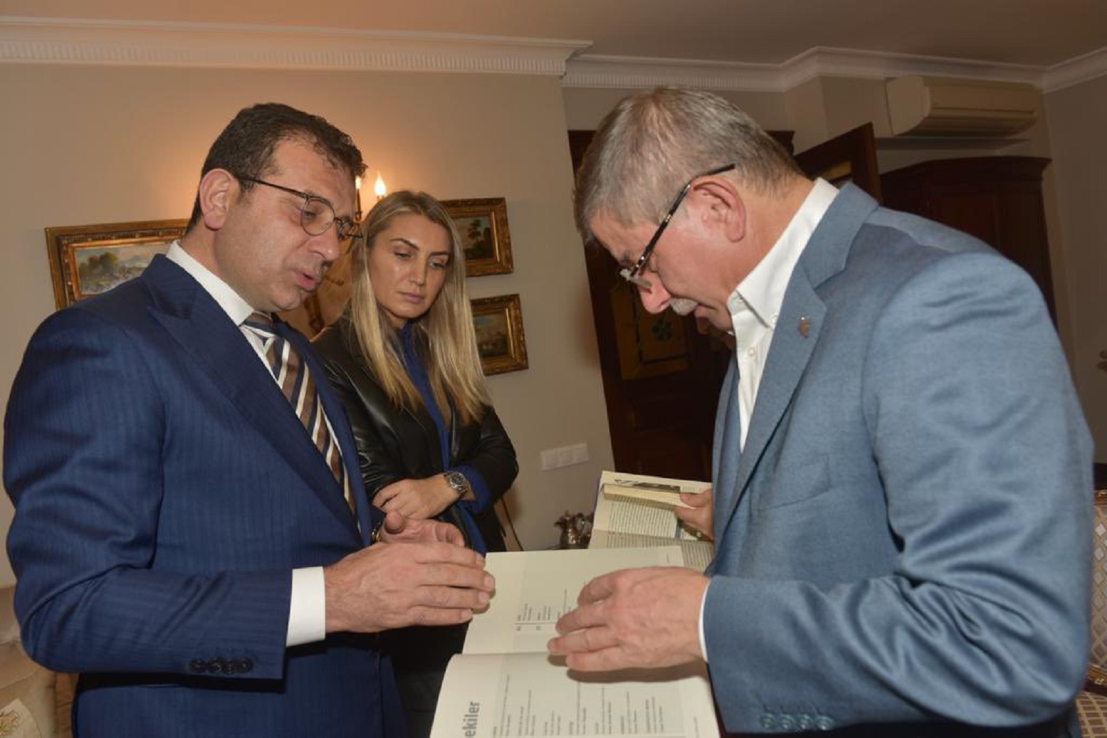 Ekrem İmamoğlu, Ahmet Davutoğlu'nu ziyaret etti! Görüşmeden dikkat çeken fotoğraflar