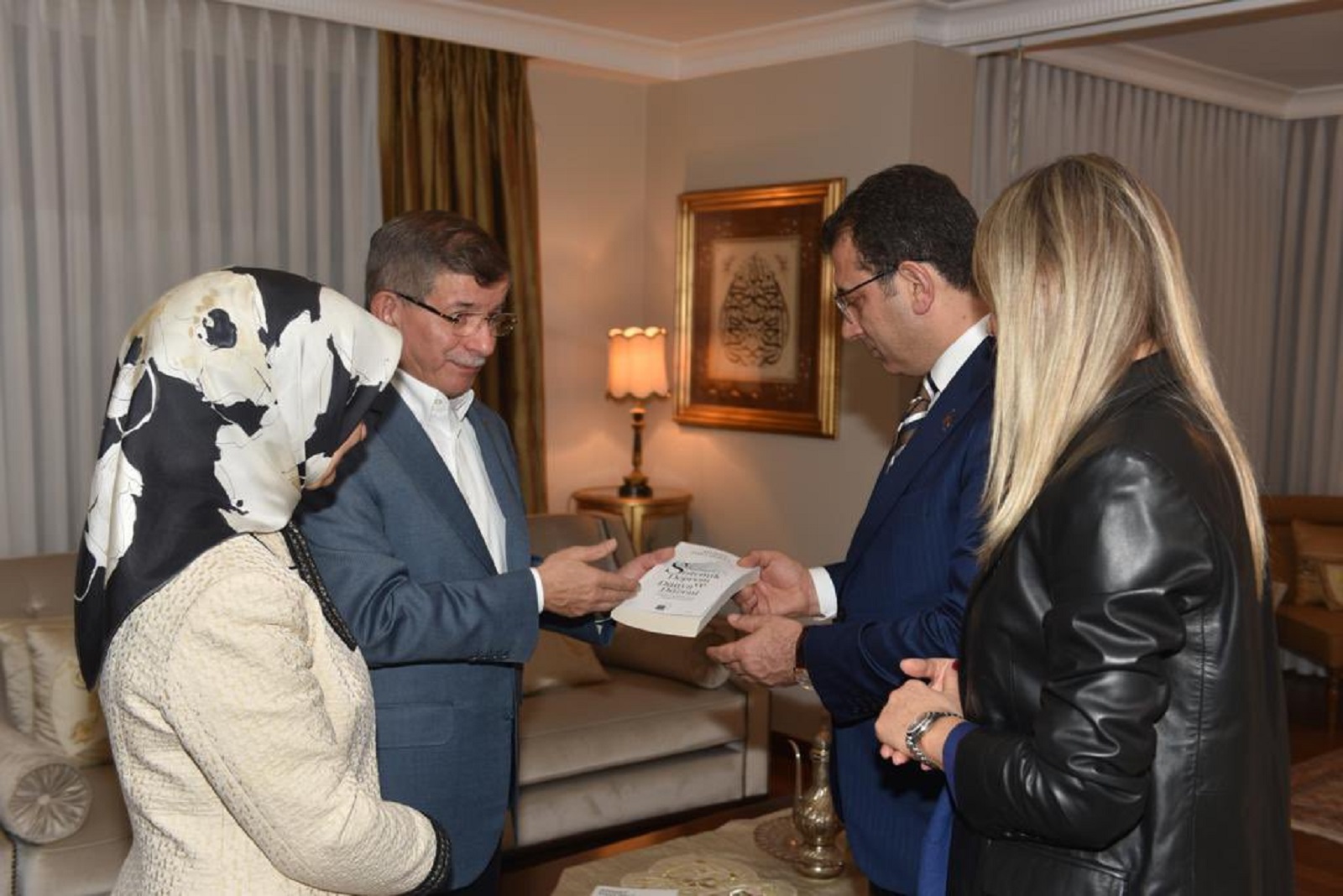 Ekrem İmamoğlu, Ahmet Davutoğlu'nu ziyaret etti! Görüşmeden dikkat çeken fotoğraflar