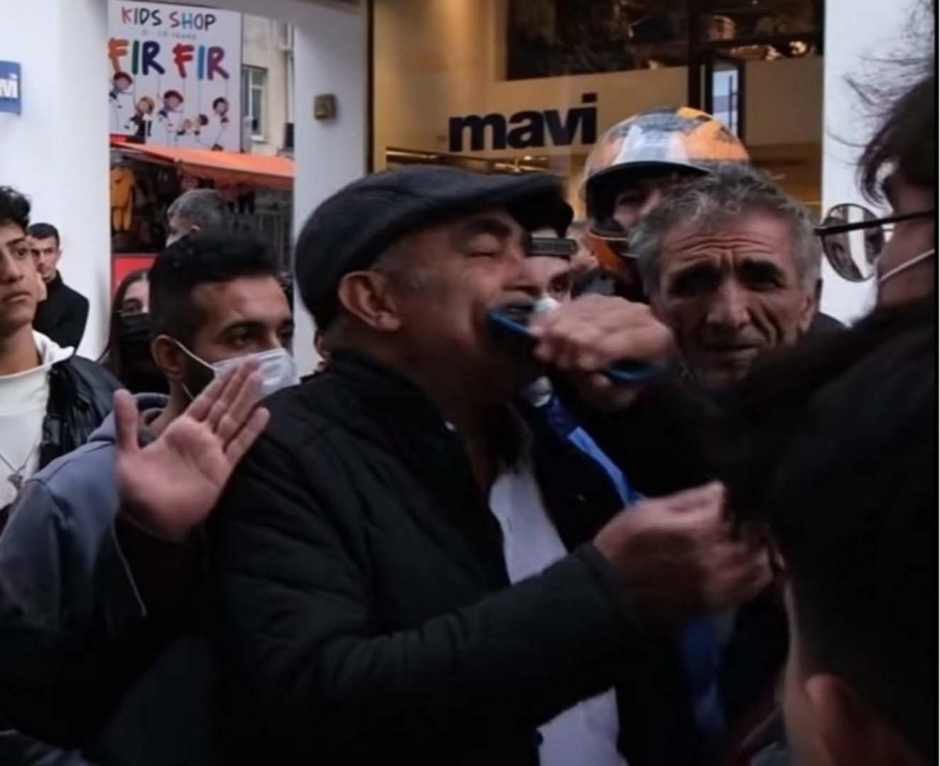 Telefonunu çıkar diyen adama telefonu yedirdiler! Sokak röportajında ilginç olay!