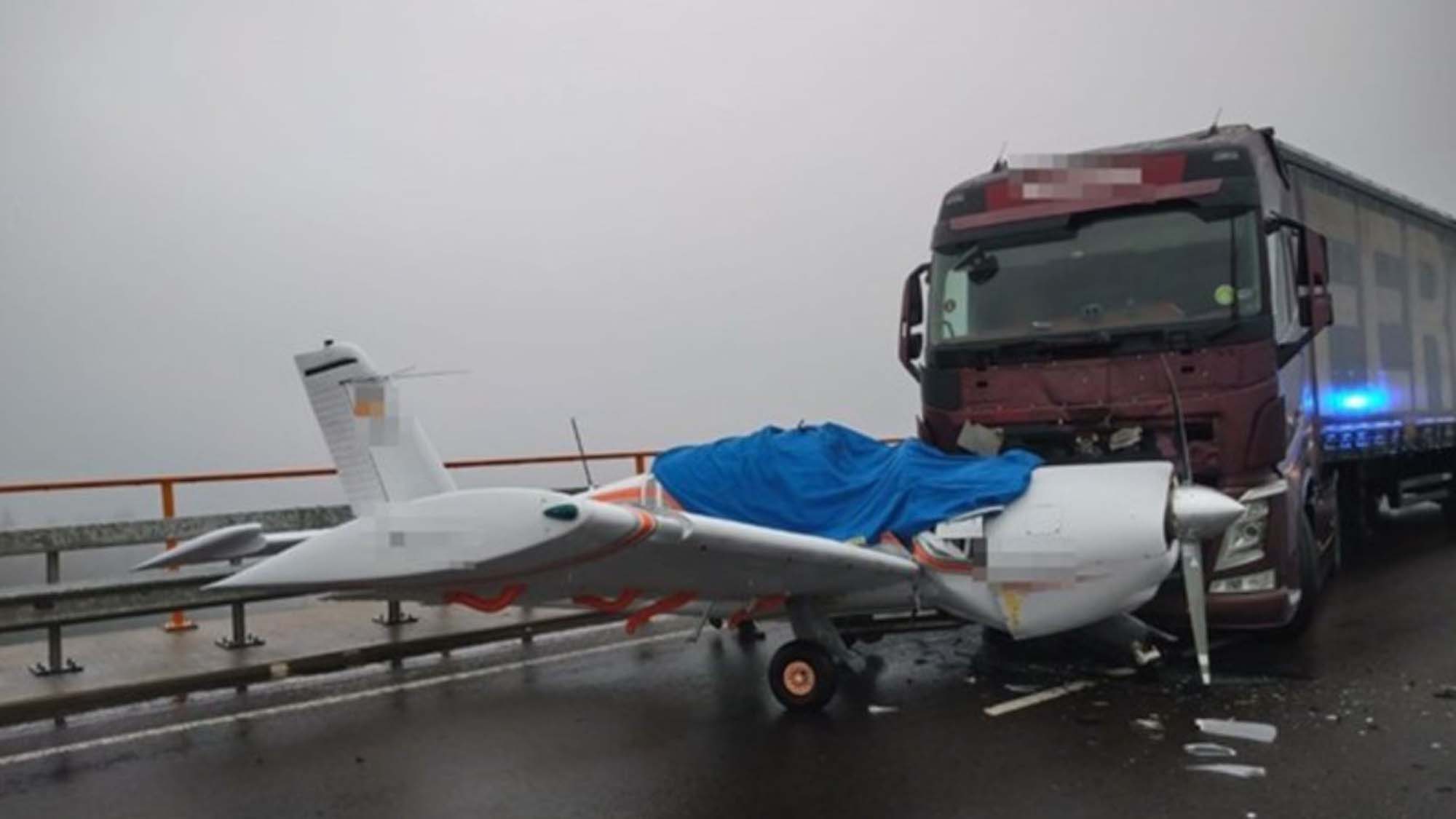 Gökte ararken yerde kaza yaptı! Kamyon ile uçak çarpıştı! Almanya otobanında akıllara durgunluk veren olay!