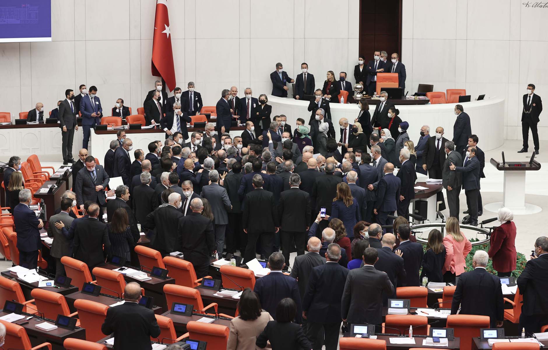 Meclis'te AK Partili ve CHP'li vekiller arasında yumruklu kavga! CHP'lilerin Bakan Soylu'nun olduğu yere yürüyünce ortam gerildi