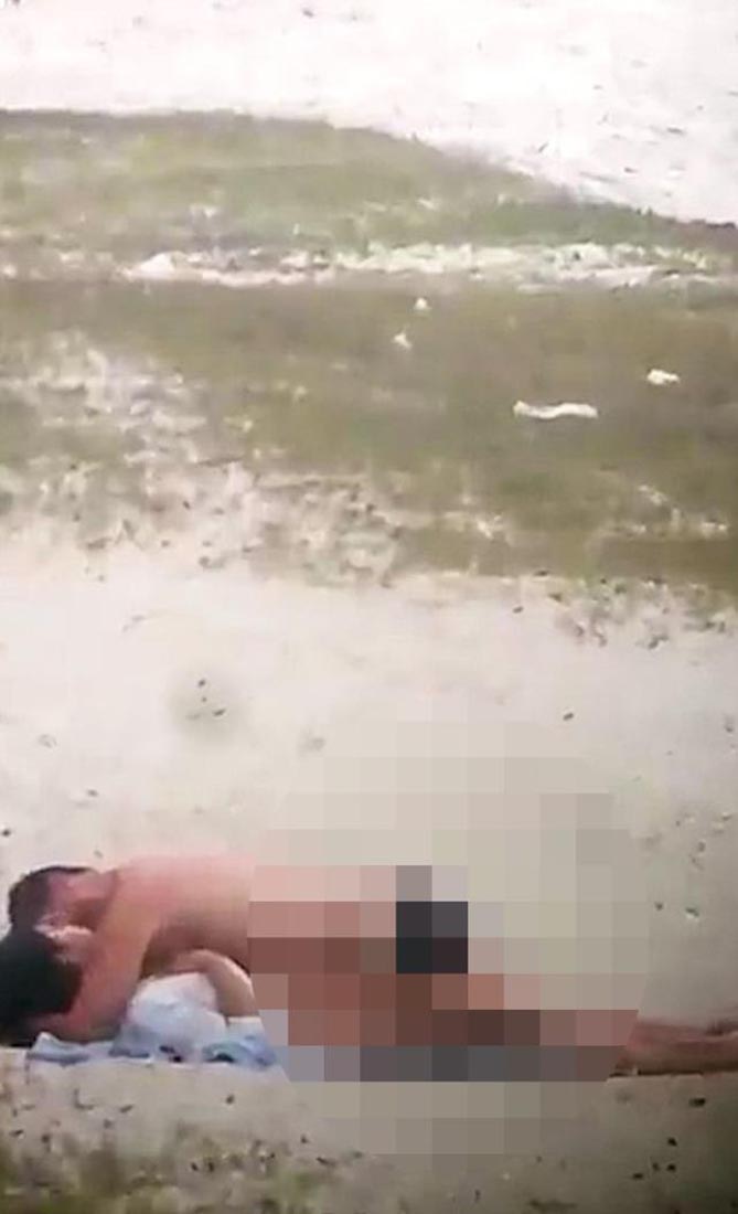 Turistlerin yoğun ilgi gösterdiği sahilde utanç verici olay! Topluluğun önünde kimseye aldırış etmeden cinsel ilişkiye girdiler!