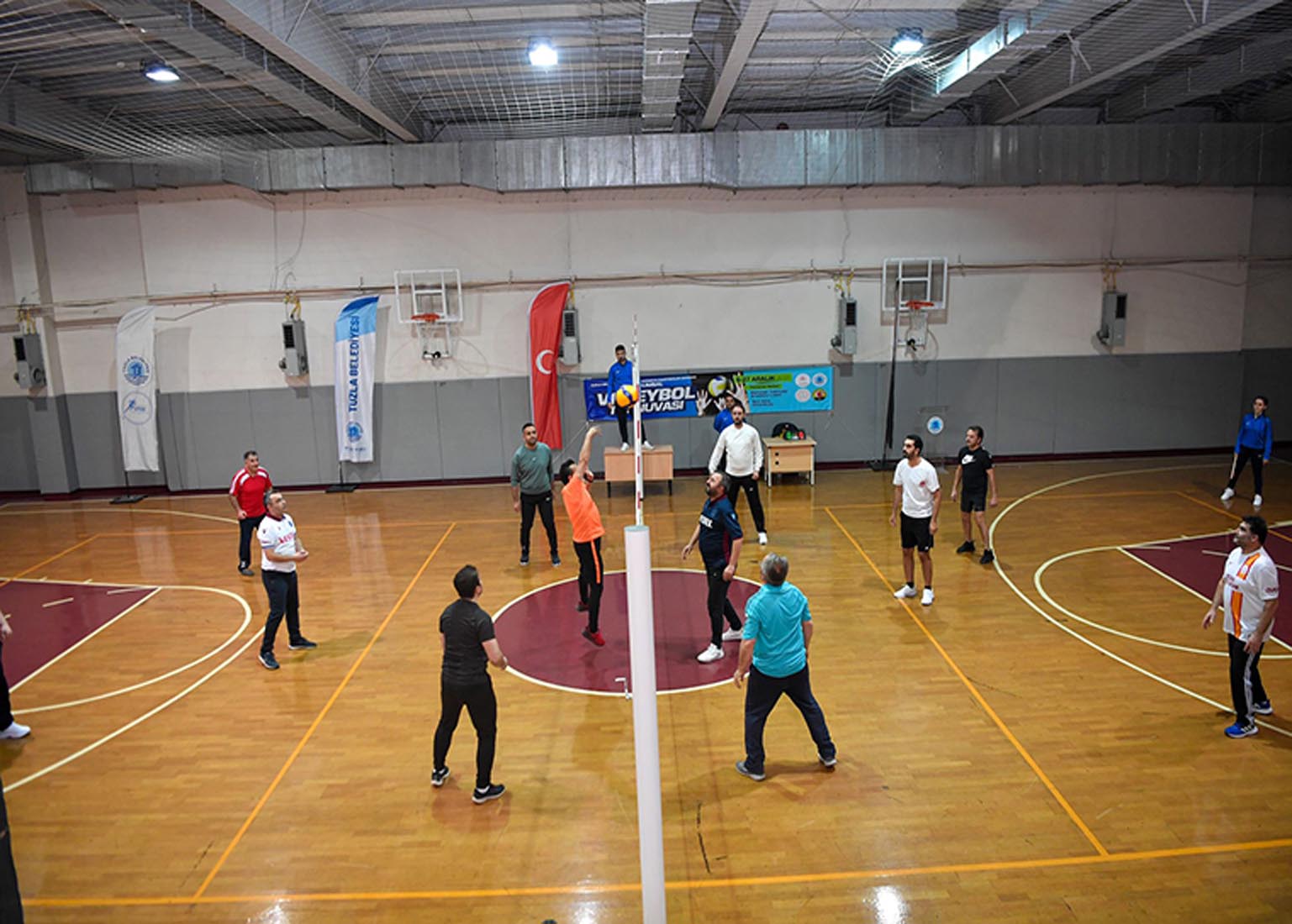 Tuzla Belediyesi ve İstanbul Avrasya Gazeteciler Derneği ortaklığı ile düzenlenen 2’inci Kurumlar Arası Voleybol Turnuvası başladı