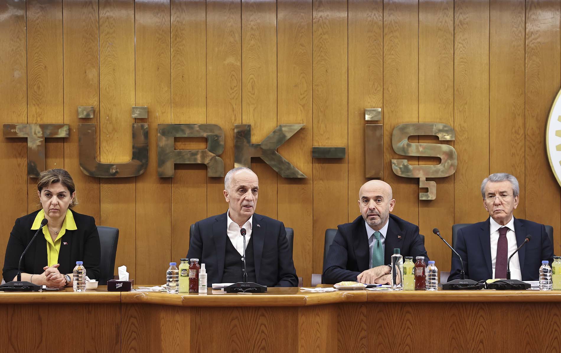 Asgari ücrette kritik toplantı! İşçi ve işveren tarafı ilk rakamları açıklayacak