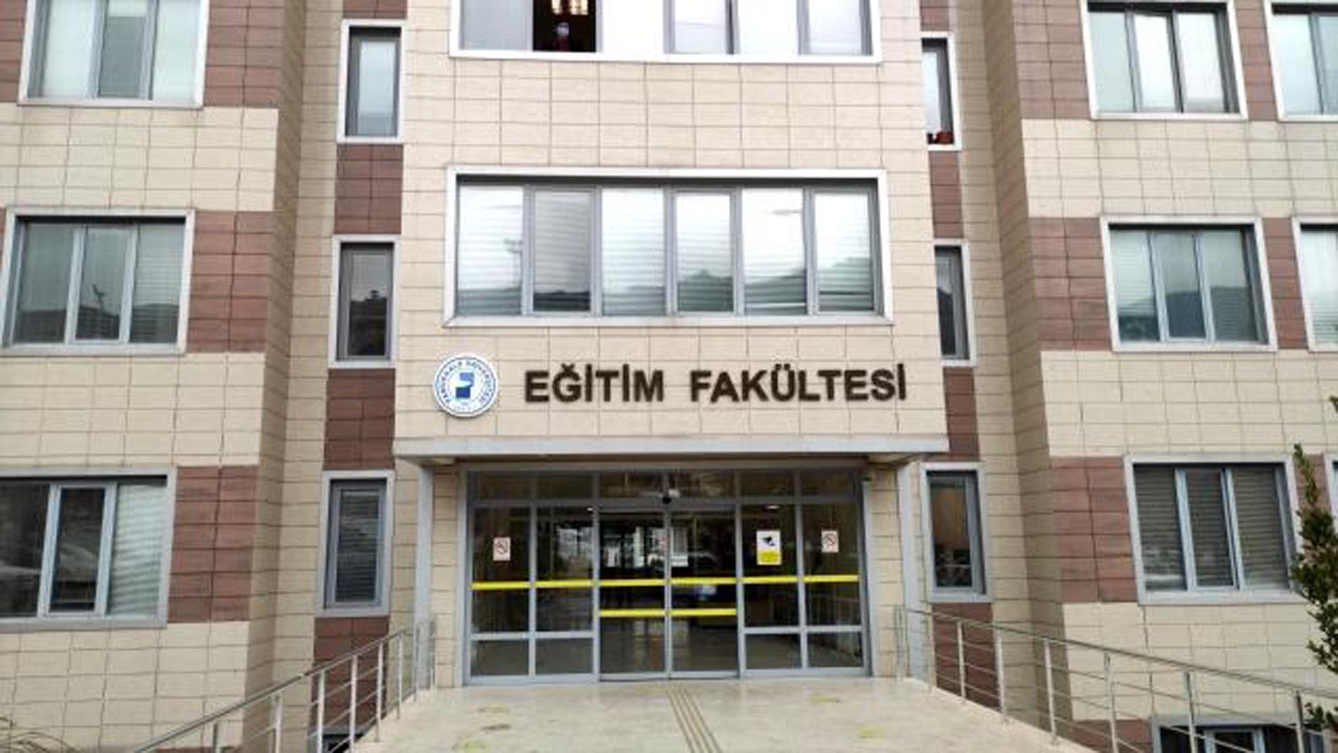 Pamukkale Üniversitesi'nde intihar! Henüz 18 yaşındaki genç Enes arkadaşlarının gözü önünde 4. kattan atladı!