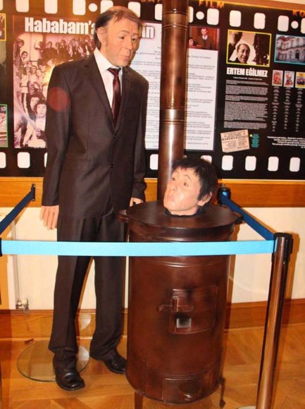 Kel Mahmut' kel bile değil Münir Özkul ve Halit Akçatepe'nin heykelleri hayal kırıklığı yaşattı! Bunu yapan heykeltıraş olamaz