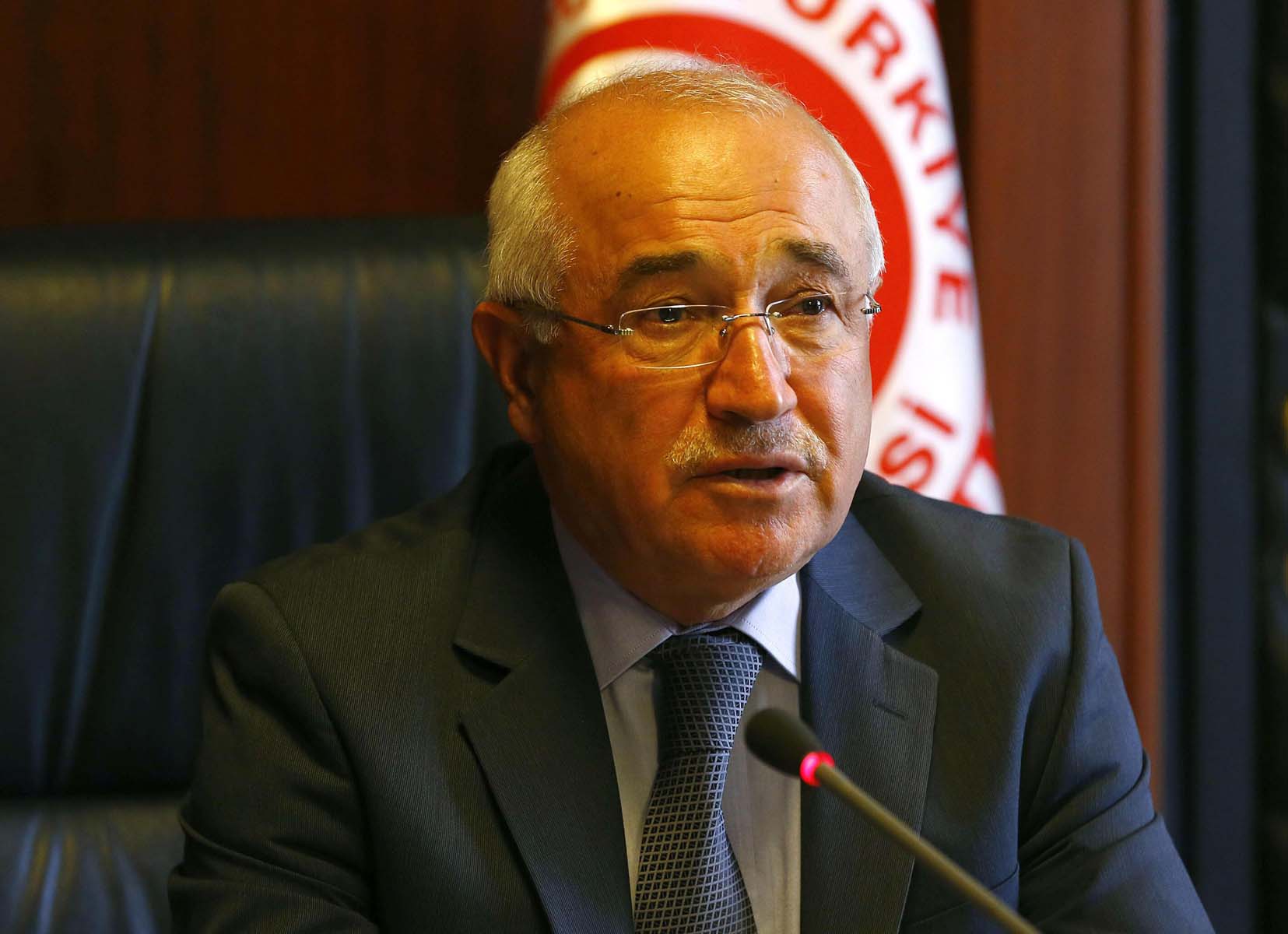 Cemil Çiçek TBMM'de çıkan tartışma ve kavgaları değerlendirdi: Demokrasi yumruk sıkmak değil, el sıkmaktır