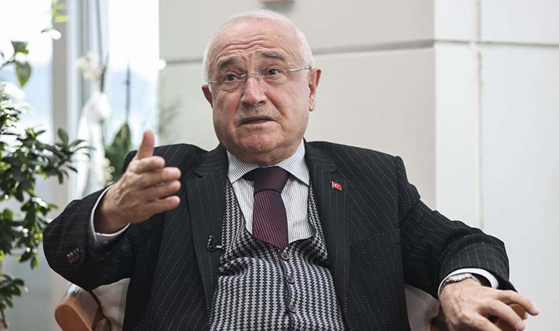 Cemil Çiçek TBMM'de çıkan tartışma ve kavgaları değerlendirdi: Demokrasi yumruk sıkmak değil, el sıkmaktır