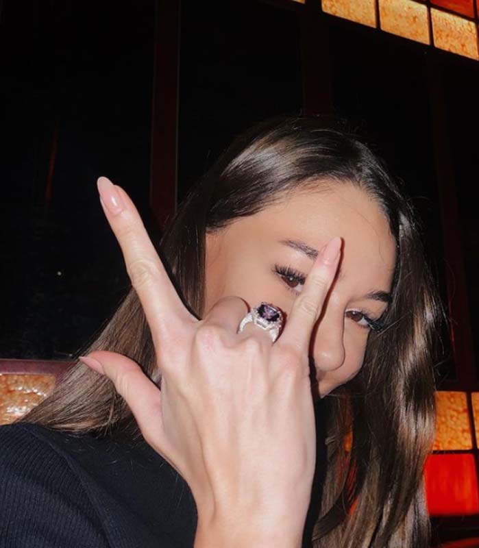 İzlandalı sevgilisinden evlilik teklifi alan Dilan Çiçek Deniz görkemli yüzüğünü gözümüze soktu! Fiyatı merak konusu oldu!