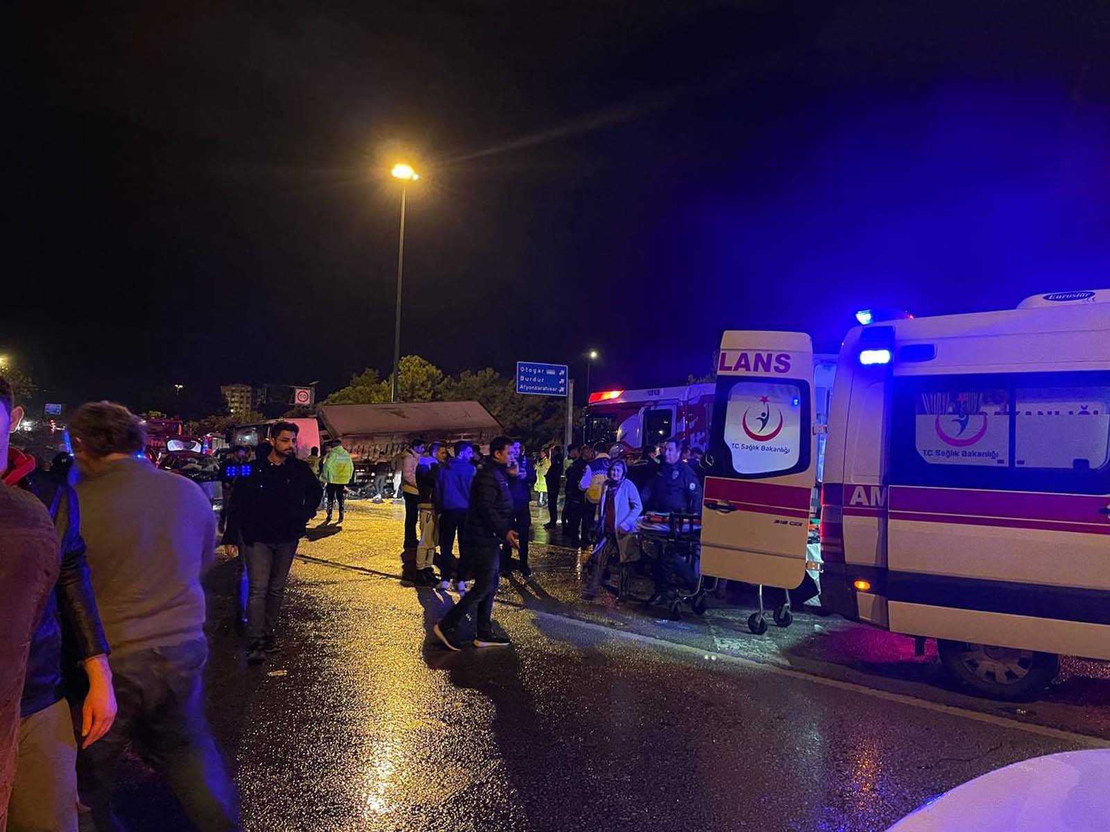 Antalya Kepez'de bariyerleri aşan kamyon karşı şeride geçti: 1 ölü, 4 yaralı 
