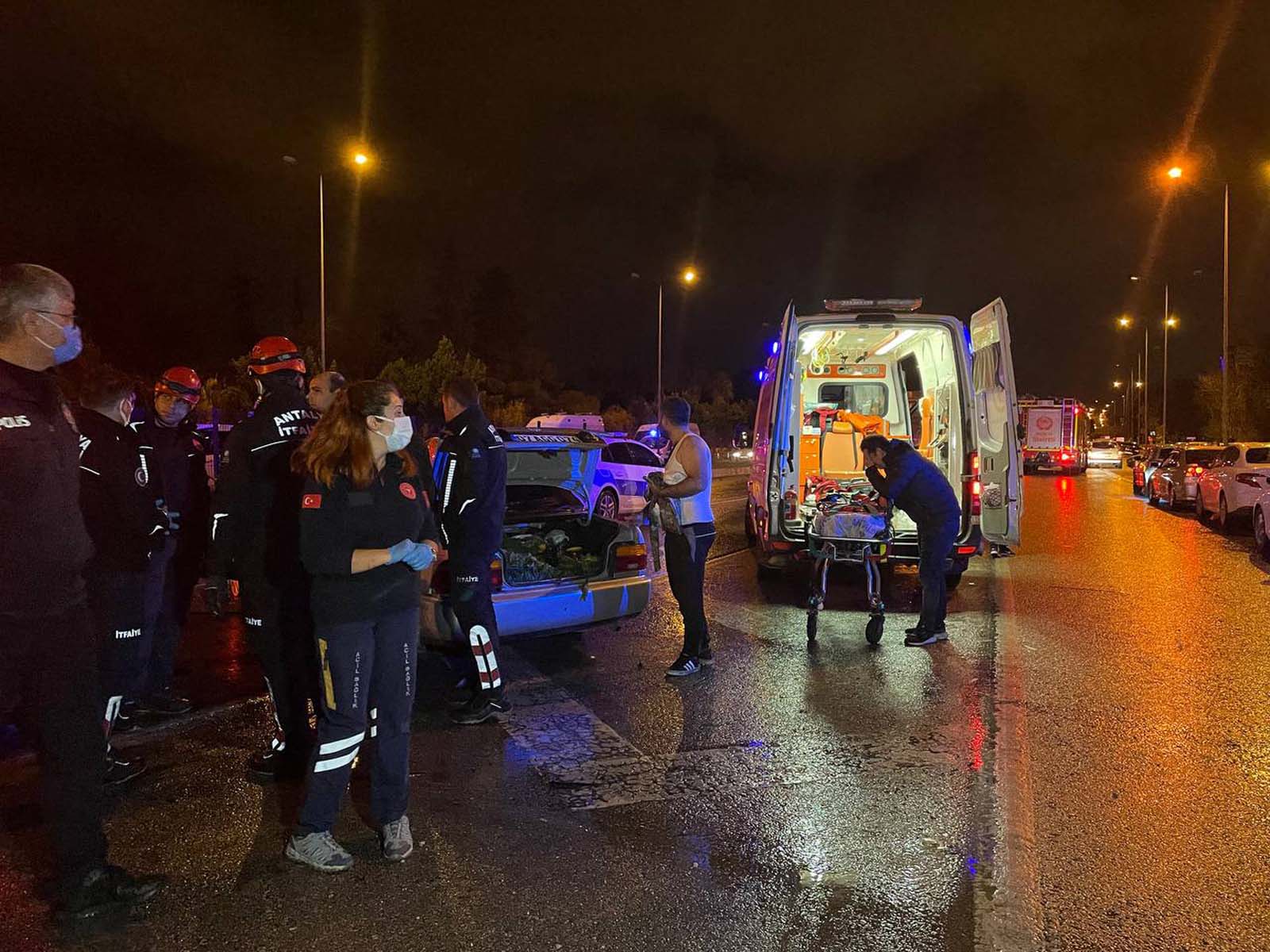 Antalya Kepez'de bariyerleri aşan kamyon karşı şeride geçti: 1 ölü, 4 yaralı 