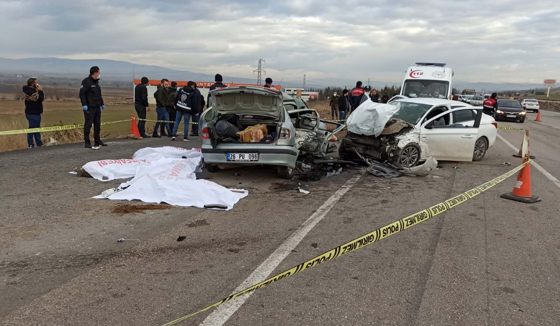 Son dakika | Ankara Kahramankazan'da feci kaza! İki otomobil kafa kafaya çarpıştı: 6 ölü, 3 yaralı