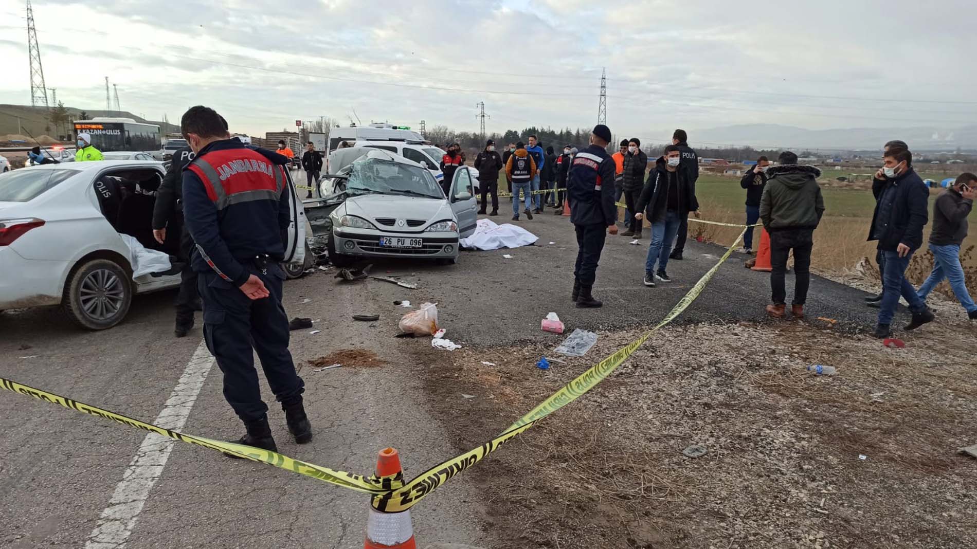 20211211-2-Son dakika | Ankara Kahramankazan'da feci kaza! İki otomobil kafa kafaya çarpıştı: 6 ölü, 3 yaralı-71501011.jpg