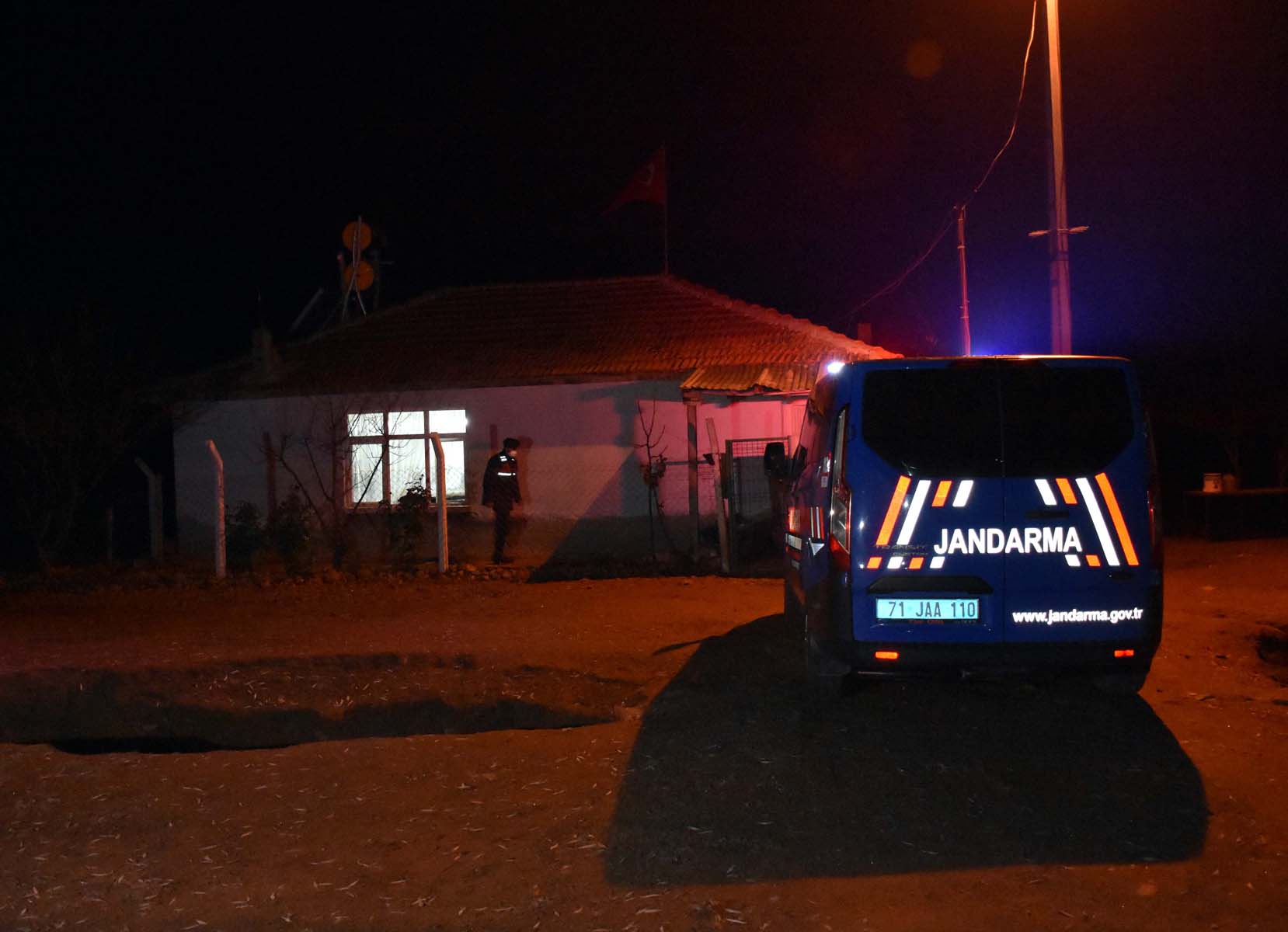 Kırıkkale'de ilginç olay! Silahını temizlerken kendisini ve eşini yaraladı 