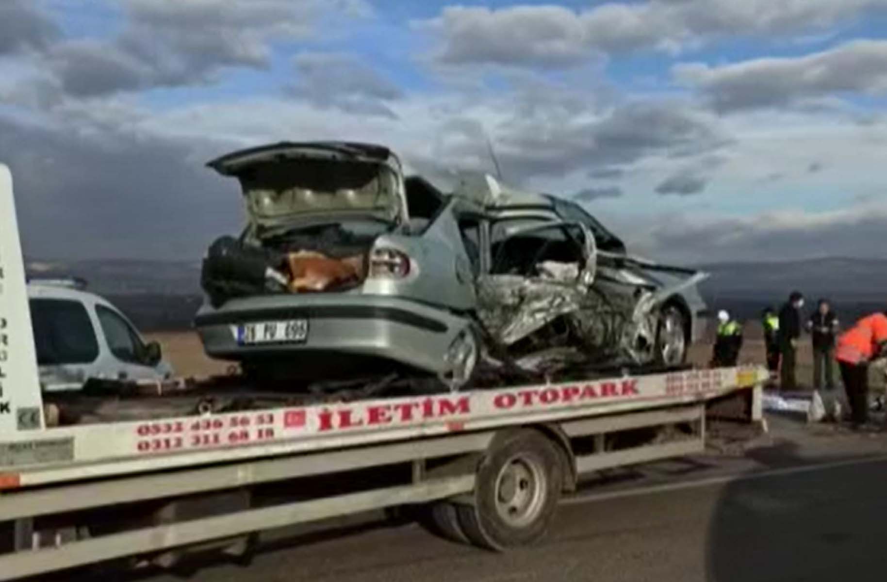 Son dakika | Ankara Kahramankazan'da feci kaza! İki otomobil kafa kafaya çarpıştı: 6 ölü, 3 yaralı