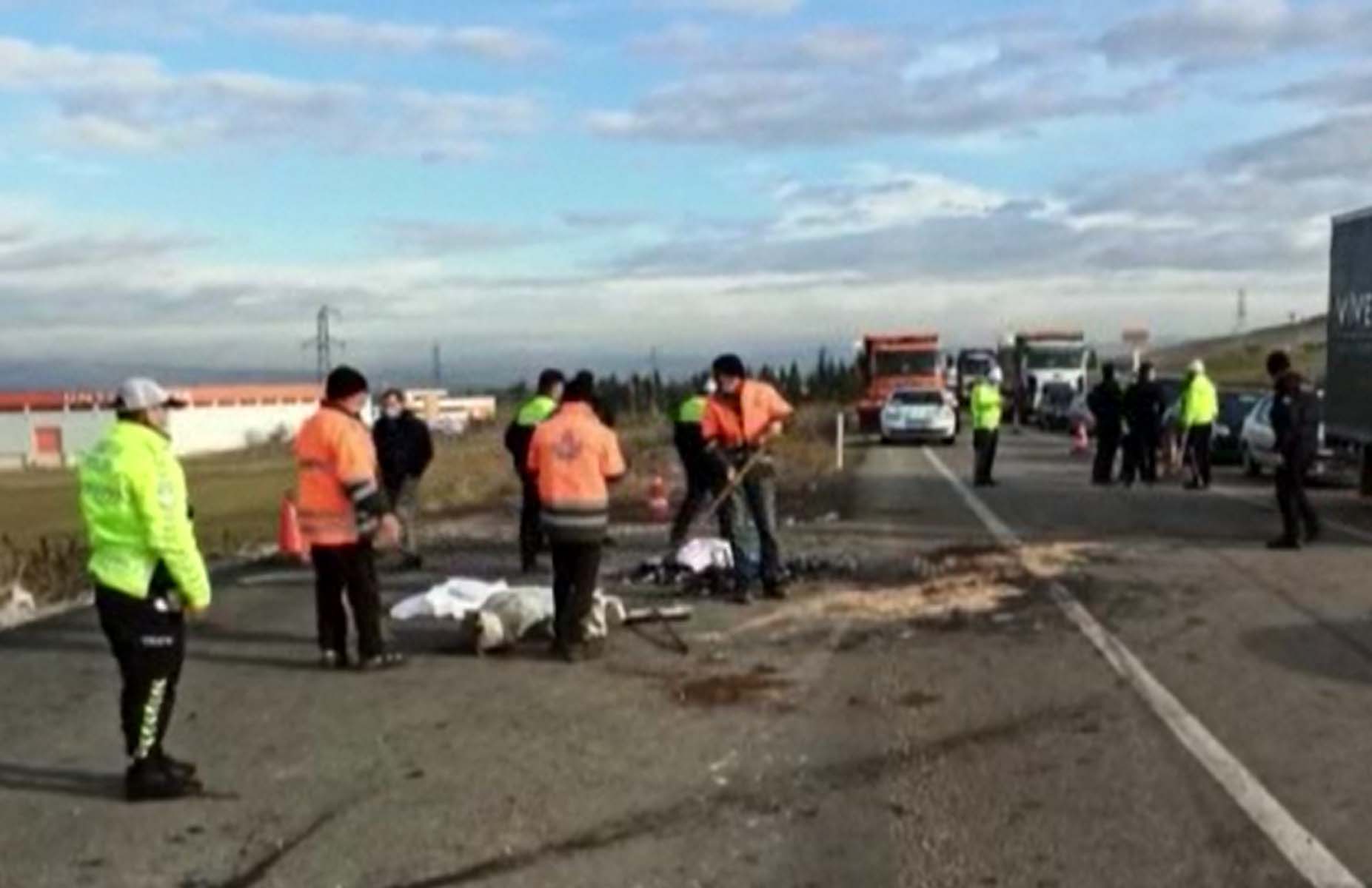 Son dakika | Ankara Kahramankazan'da feci kaza! İki otomobil kafa kafaya çarpıştı: 6 ölü, 3 yaralı