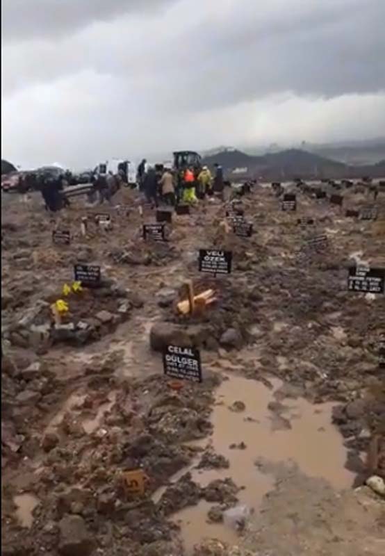 CHP’li belediyenin yönettiği İzmir'de mezarlık köstebek yuvasına döndü! Ne diriye ne ölüye saygıları var!