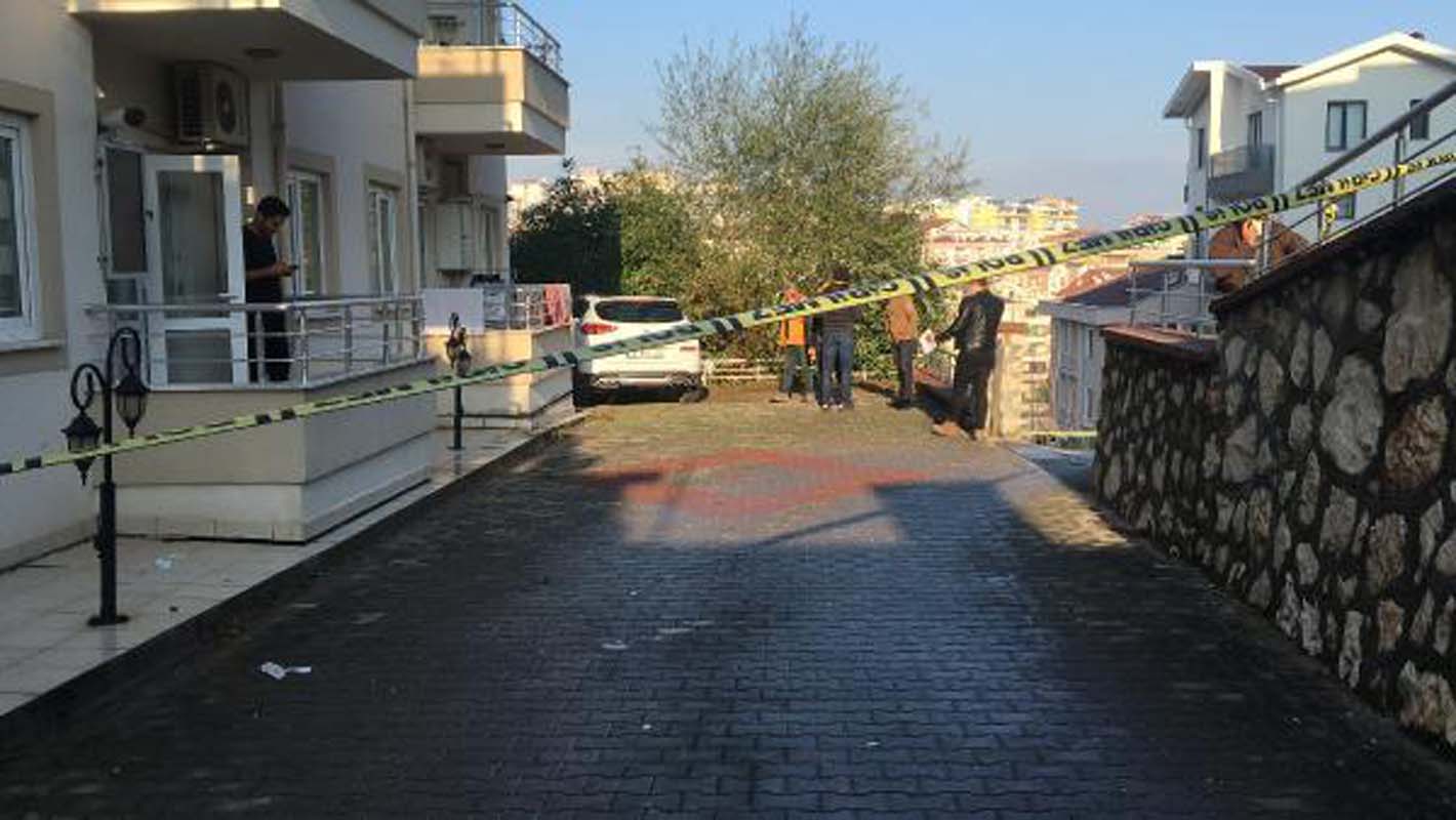 Belgin Doruk'un oğlu Aydın Birsel evinin önünde kanlar içinde ölü bulundu! Yüzümü yıkayıp geleceğim demişt