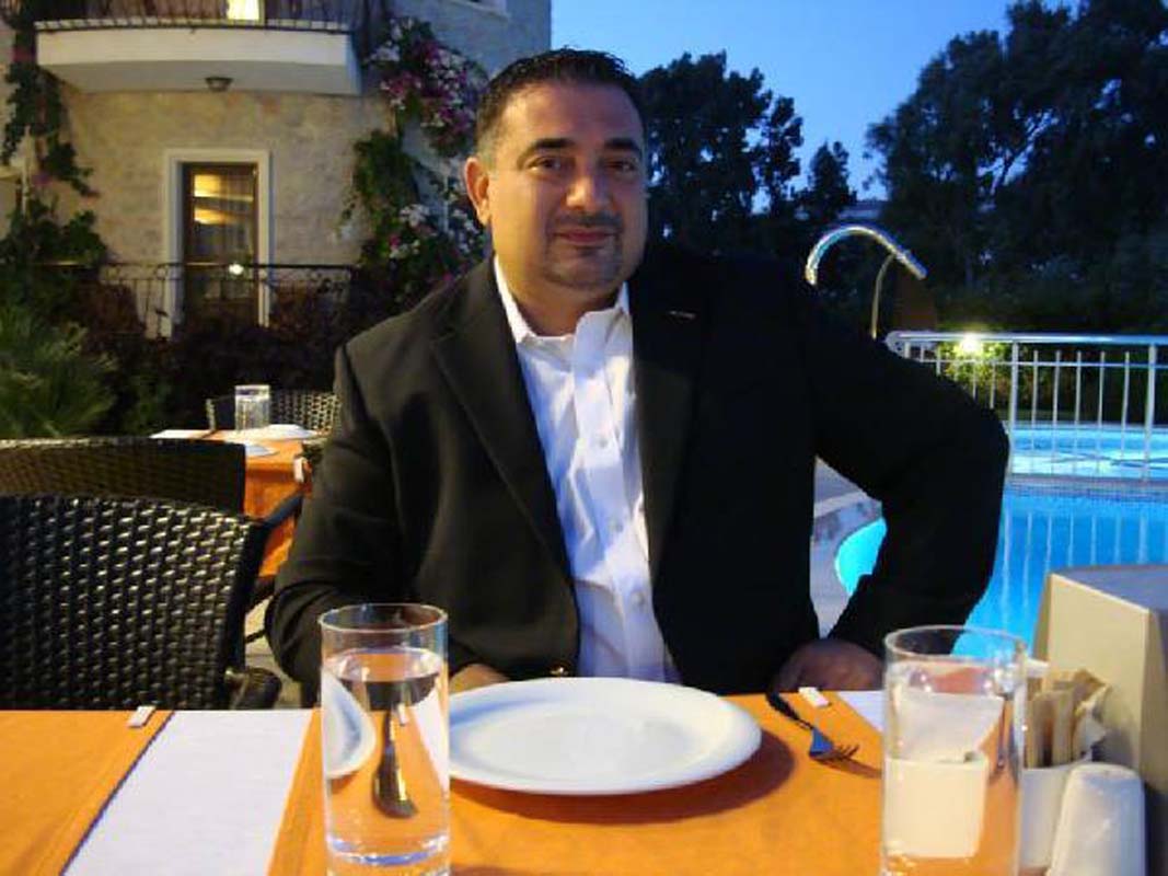 Belgin Doruk'un oğlu Aydın Birsel evinin önünde kanlar içinde ölü bulundu! Yüzümü yıkayıp geleceğim demişt