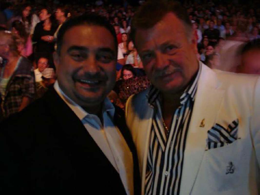 Belgin Doruk'un oğlu Aydın Birsel evinin önünde kanlar içinde ölü bulundu! Yüzümü yıkayıp geleceğim demişt