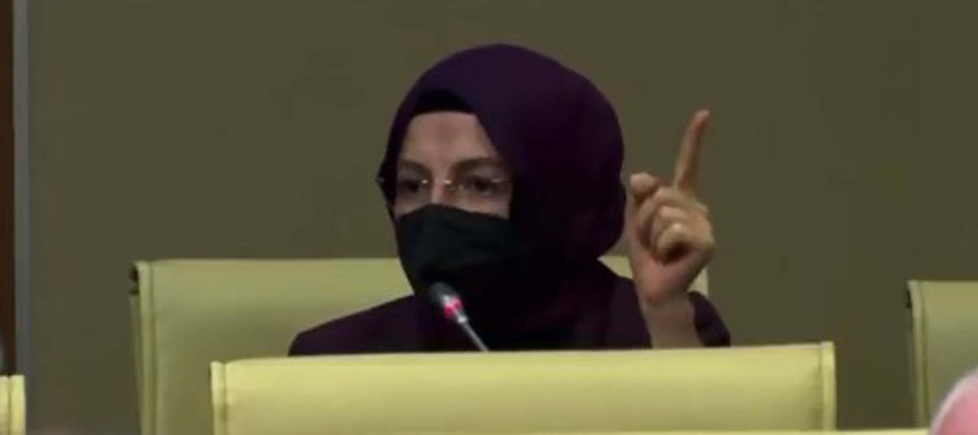 CHP'li Yaşar Neslihanoğlu'na, Hilal Ayık'tan tokat gibi cevap: Ablam başörtüsünü açmak istemediği için okuldan atıldığında, annem ise otobüse alınmadığında 13 yaşındaydım!