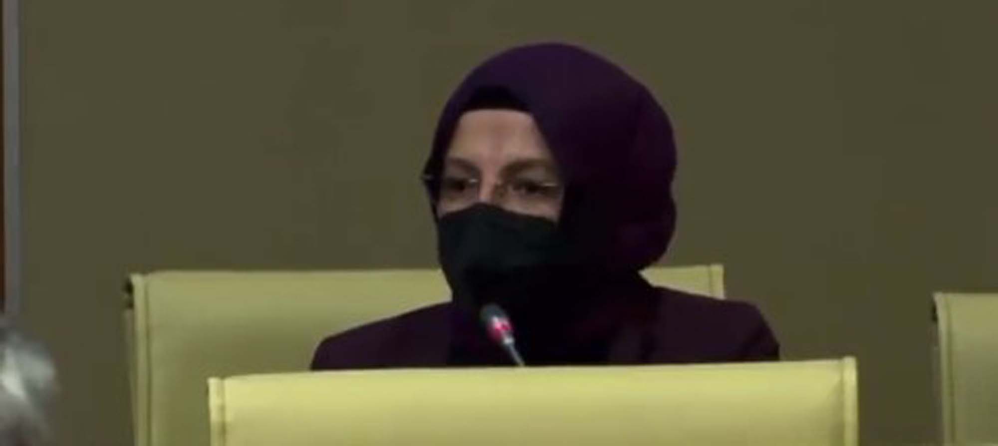 CHP'li Yaşar Neslihanoğlu'na, Hilal Ayık'tan tokat gibi cevap: Ablam başörtüsünü açmak istemediği için okuldan atıldığında, annem ise otobüse alınmadığında 13 yaşındaydım!