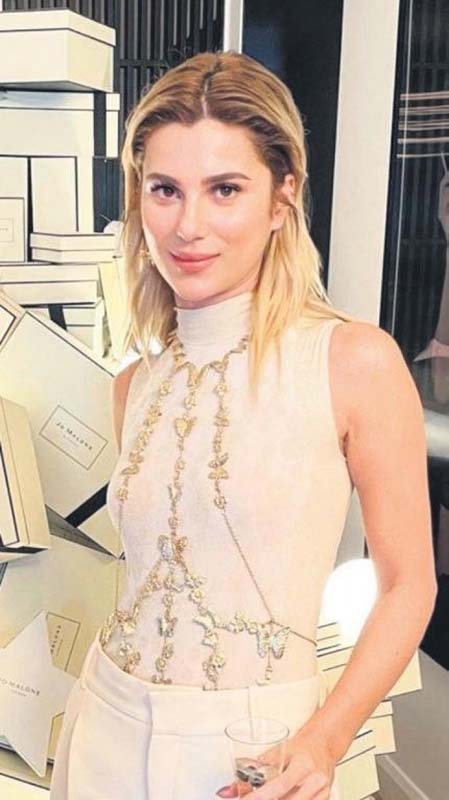 Nazlı Kayı'nın aksesuarının fiyatı dudak uçuklatırken, yağlı saçlarına eleştiri yağdı! O aksesuarlara, o bakımsız saçlar