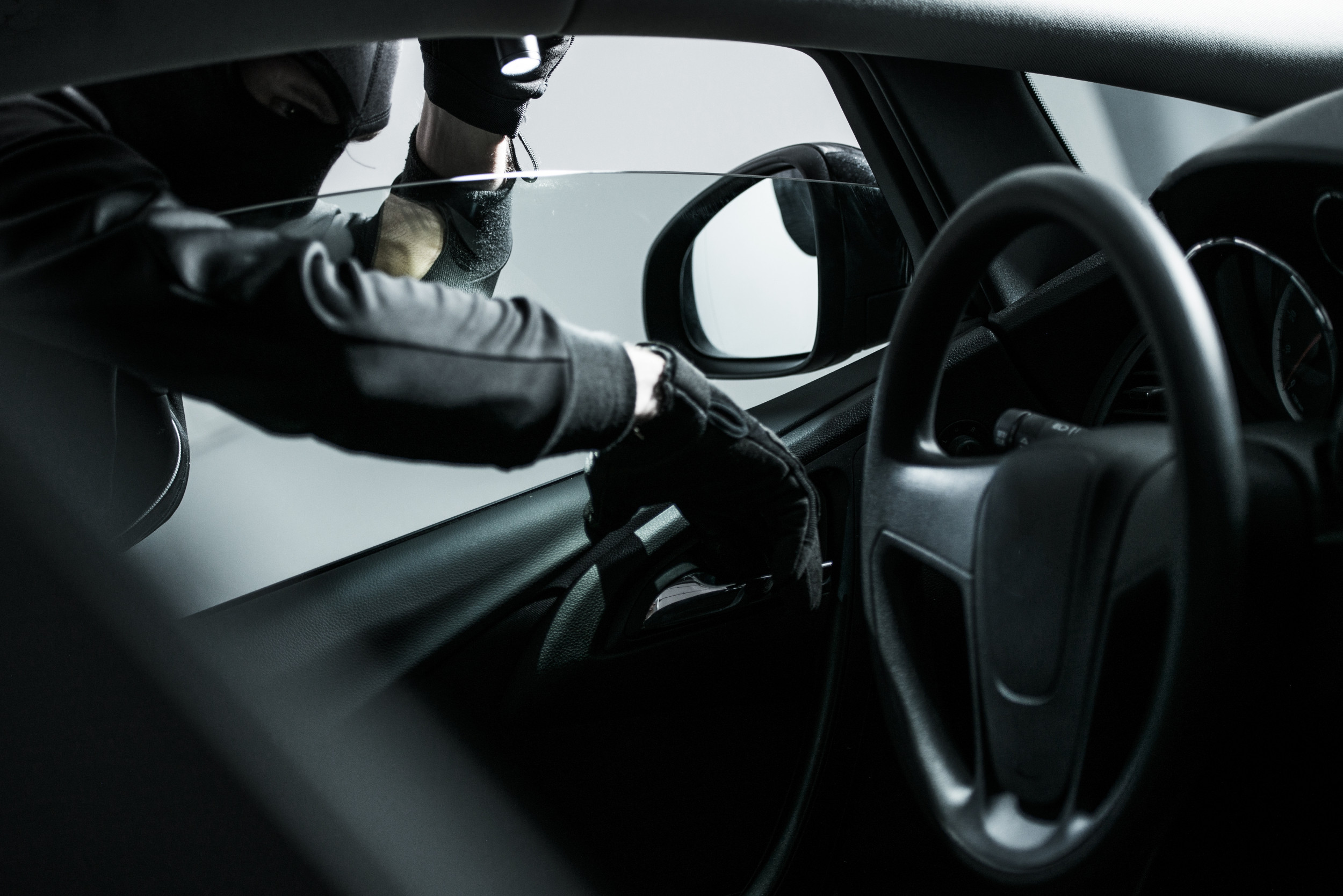 Araç kullanırken size, bana çarptın diyen veya yol tarifi sormak için aracınızı durduranlara karşı dikkatli olun! Her an arabanız çalınabilir!