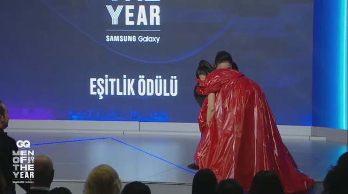 Kardeşlerim'in Suzan'ı Ahu Yağtu ödül töreninde kendini yerde buldu! Yardımına rol arkadaşı yetişti!