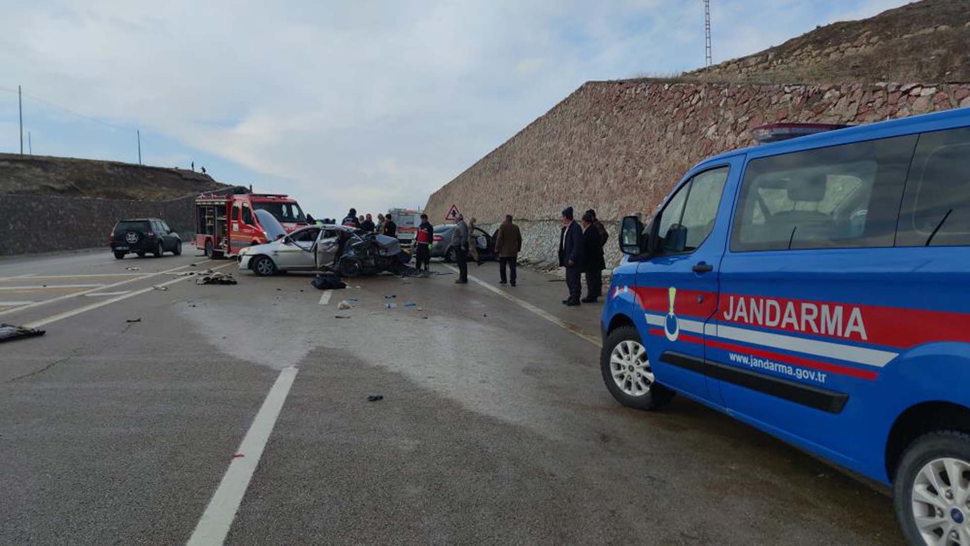 Van'ın Özalp ilçesinde feci kaza: 2 kişi öldü, 5 kişi yaralandı 